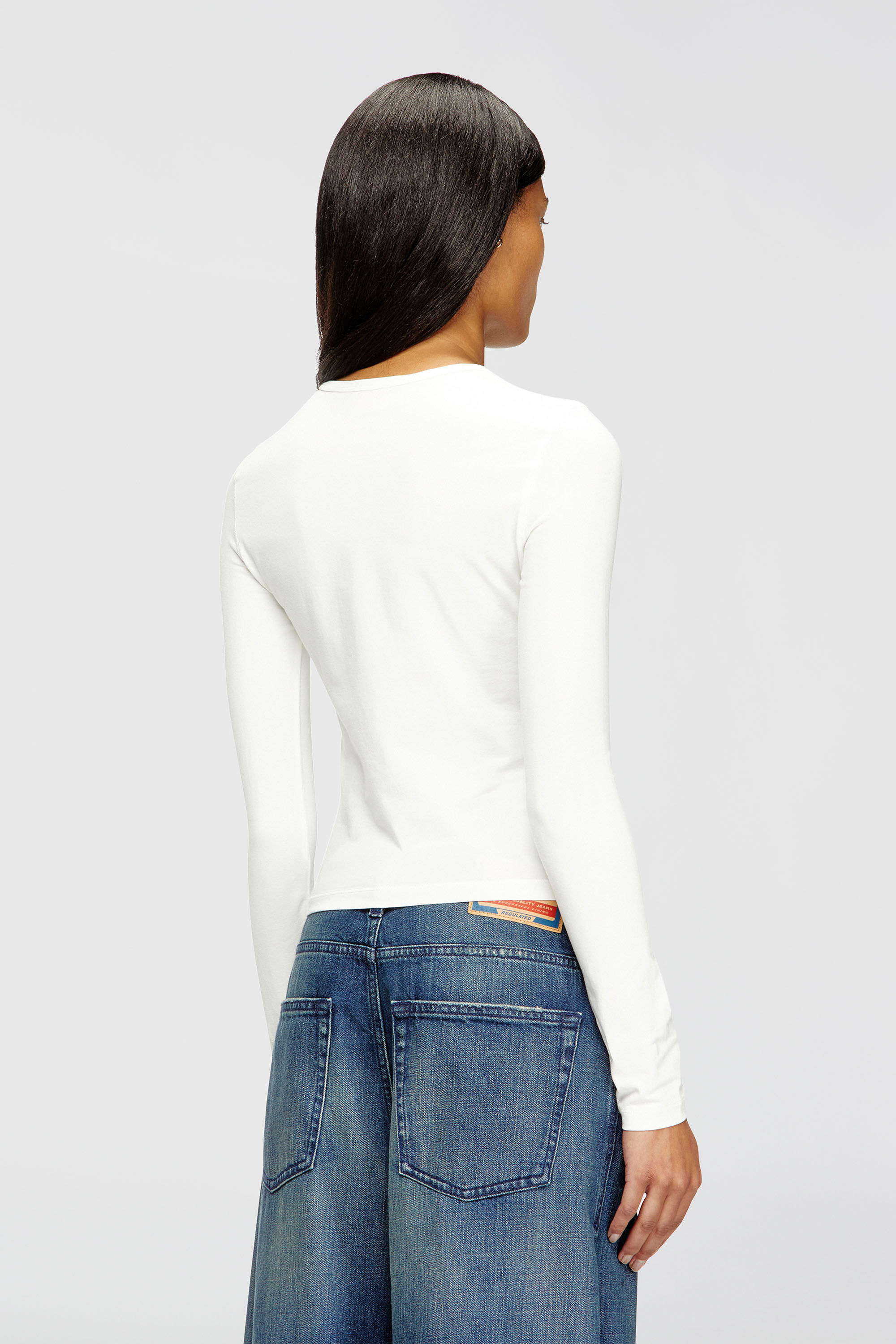 Diesel - T-UNCUTIESLONG-LS-OD, Maglia in cotone con logo Oval D Donna in Bianco - 4