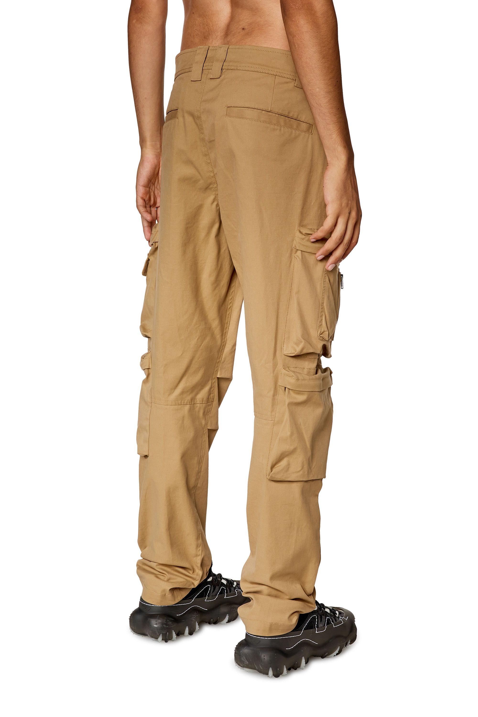 Diesel - P-ARLEM, Pantaloni cargo con tasca zip Uomo in Marrone - 4