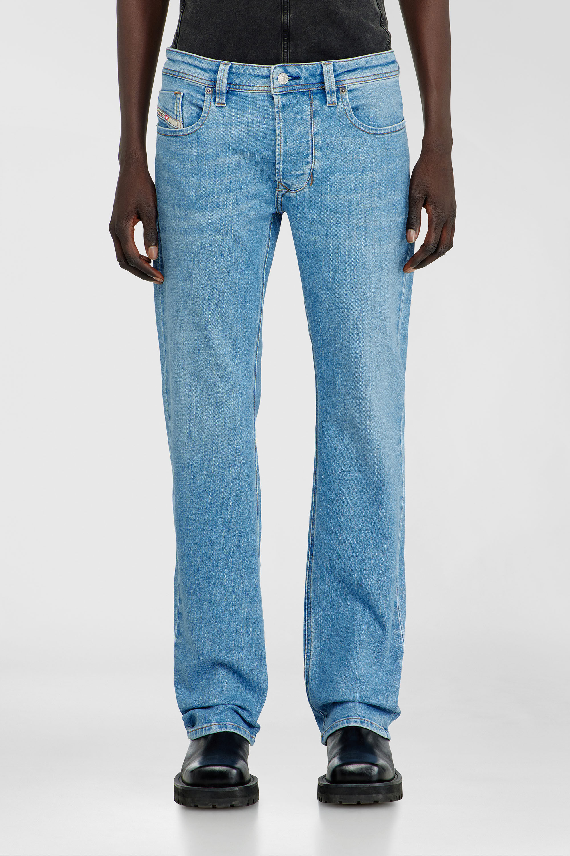 Diesel - Regular Jeans 1985 Larkee 0HDBJ Uomo, Blu Chiaro - Image 4