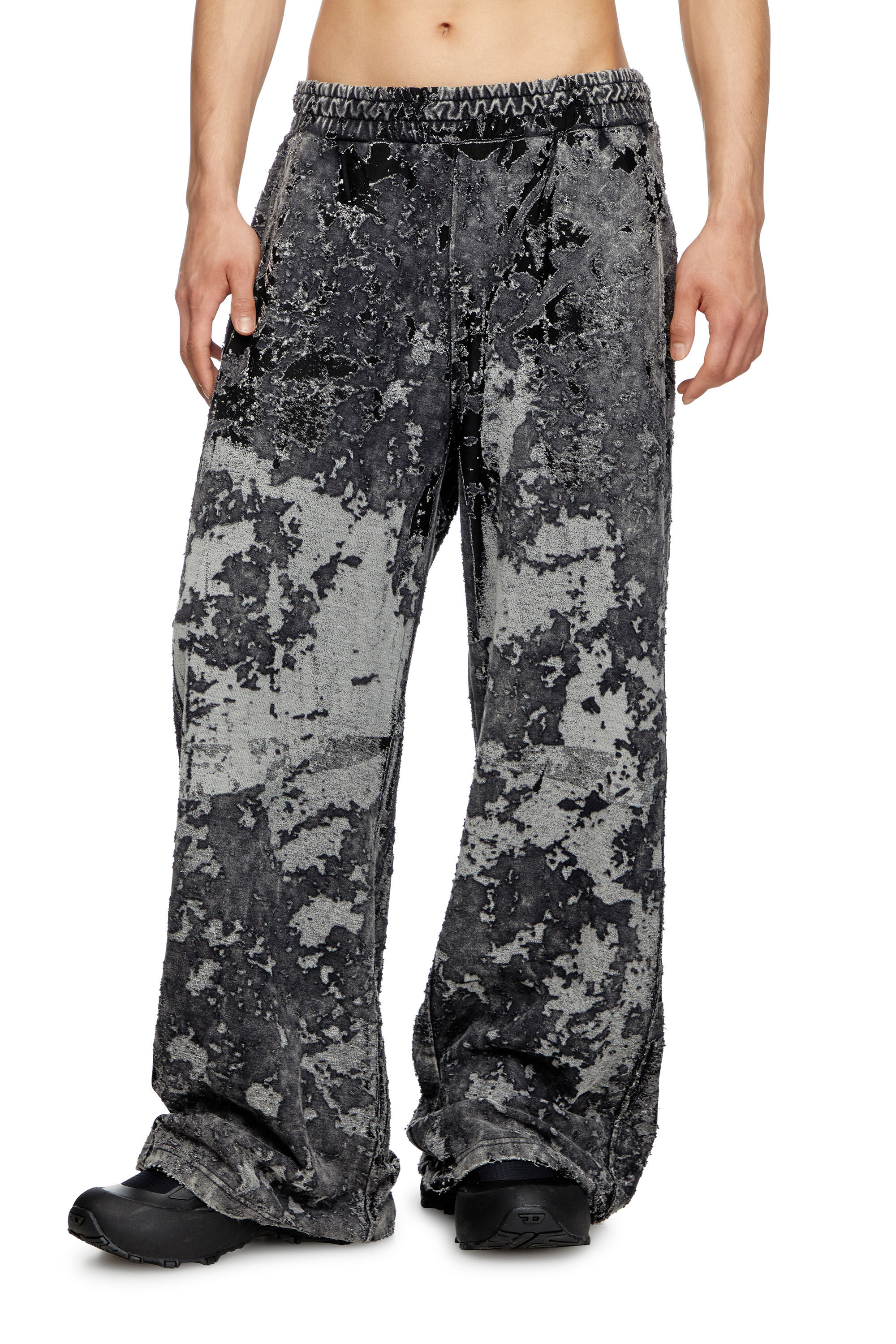 Diesel - P-MARTIS-SHOW, Pantaloni tuta con burnout camouflage Uomo in Nero - 2