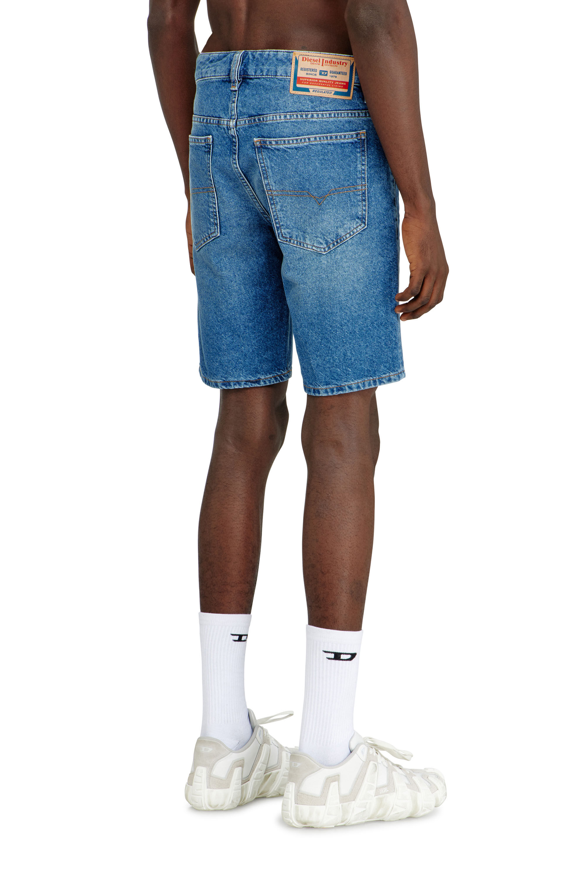 Diesel - D-FIN, Shorts slim in denim lavaggio pulito Uomo in Blu - 4