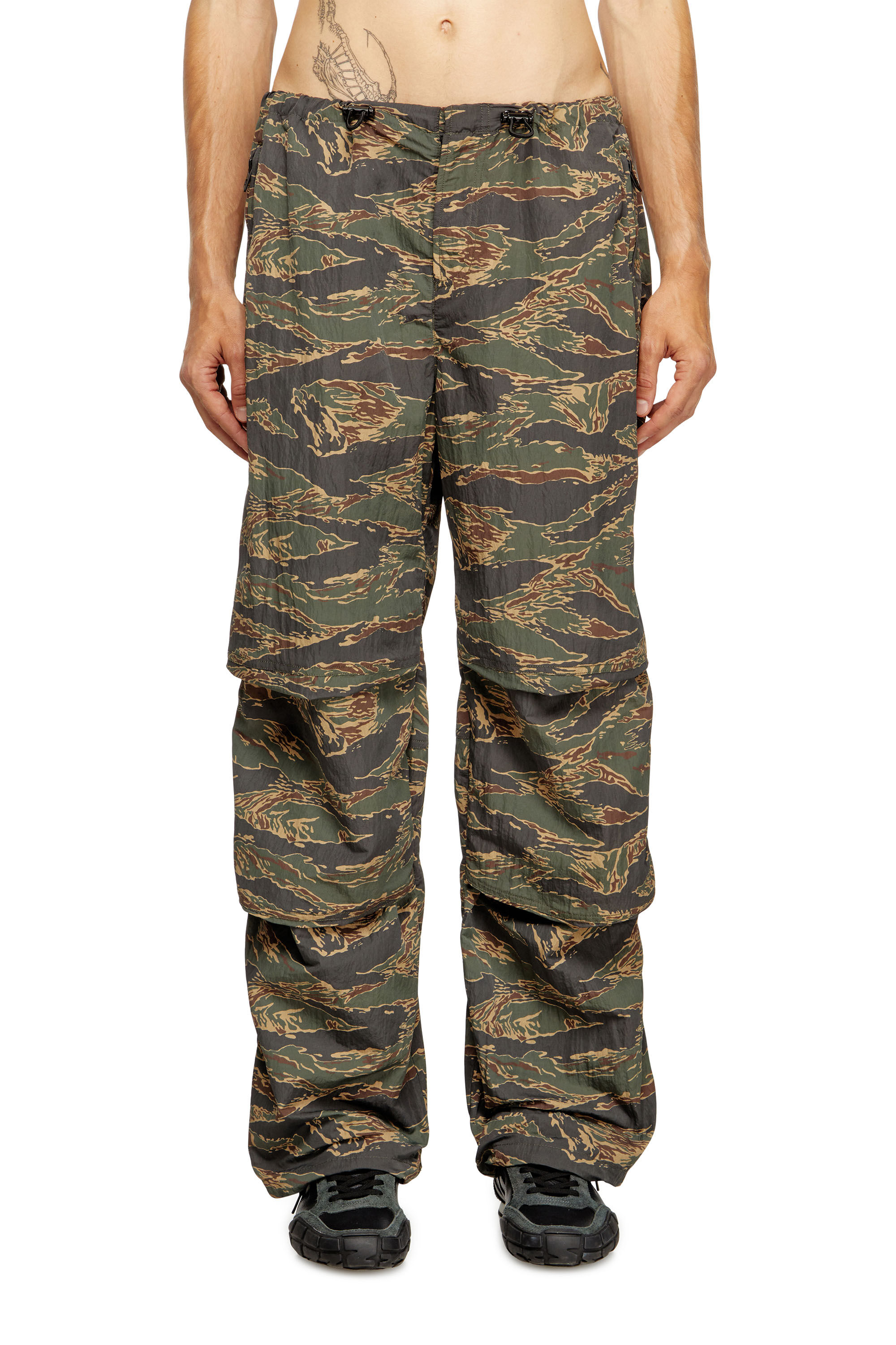 Diesel - P-ANIC, Pantaloni cargo in nylon stampa camouflage Uomo in Verde - 3