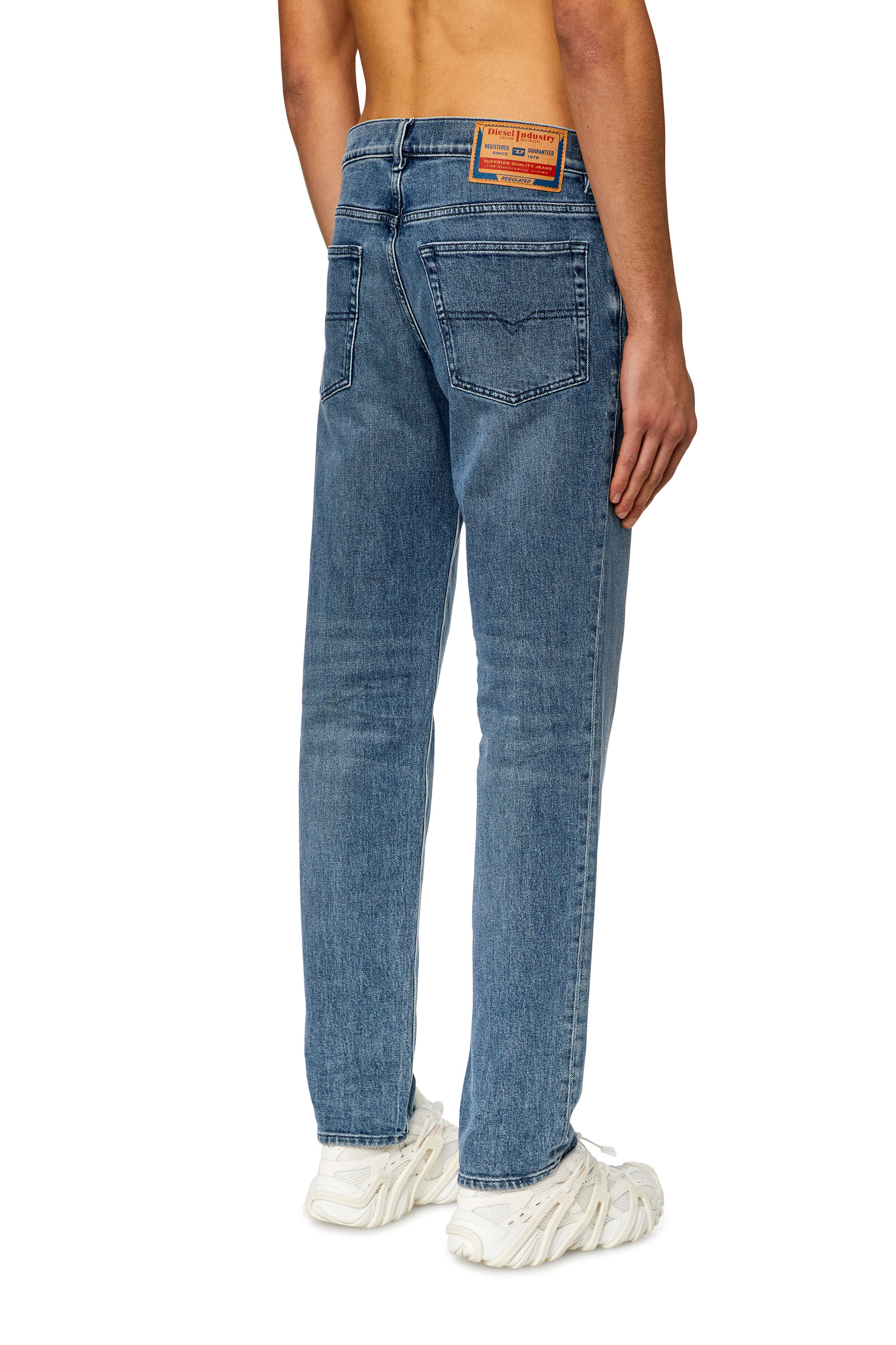 Diesel - Tapered Jeans 2023 D-Finitive 09H30, Blu medio - Image 4
