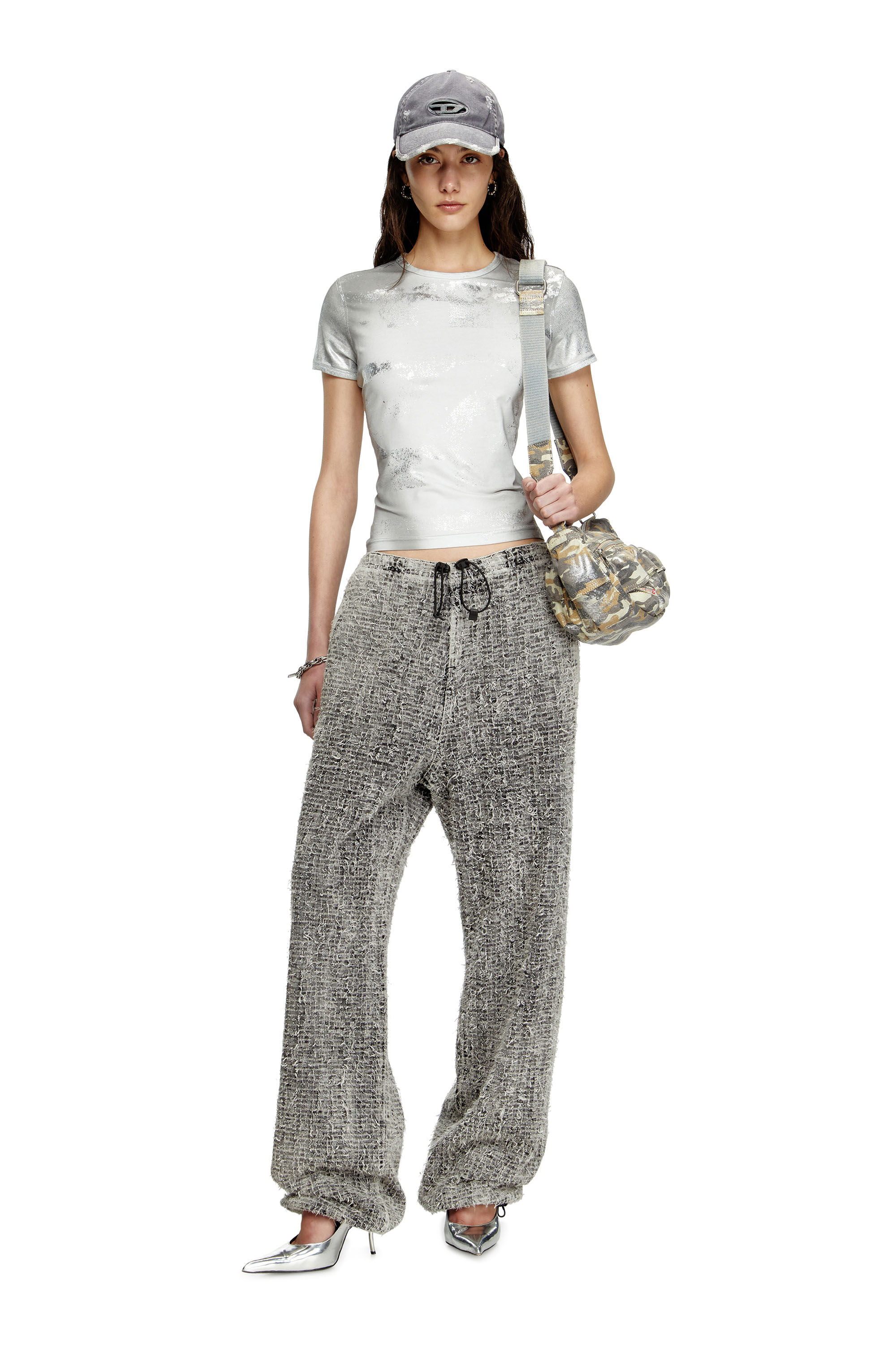 Diesel - T-UNCUTIE-LONG-Q5, T-shirt con logo ed effetti metallizzati Donna in Argento - 1