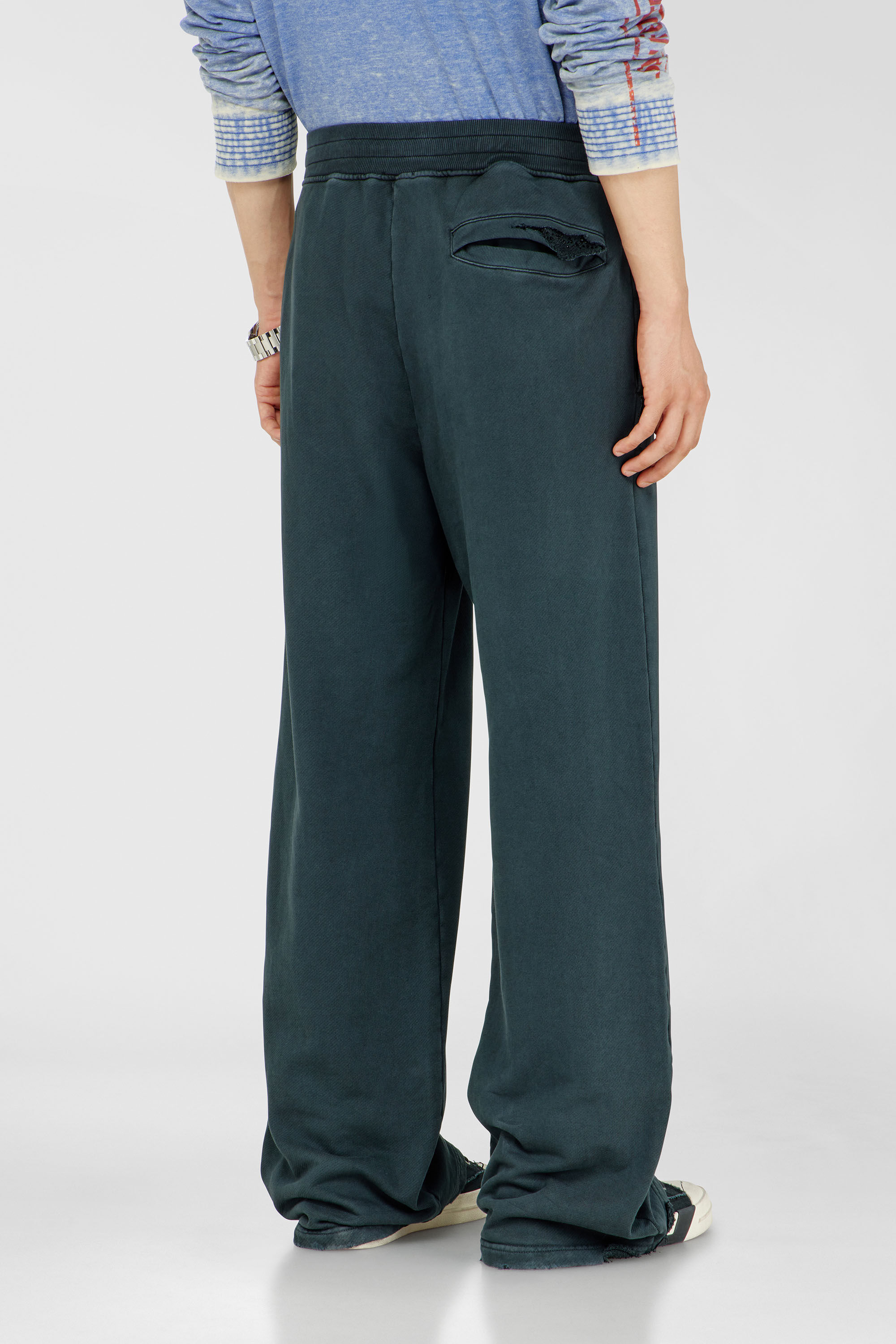 Diesel - P-MARTAINS-CRYSTALS, Pantaloni da tuta effetto distressed con dettagli in cristallo Uomo in Verde - 4
