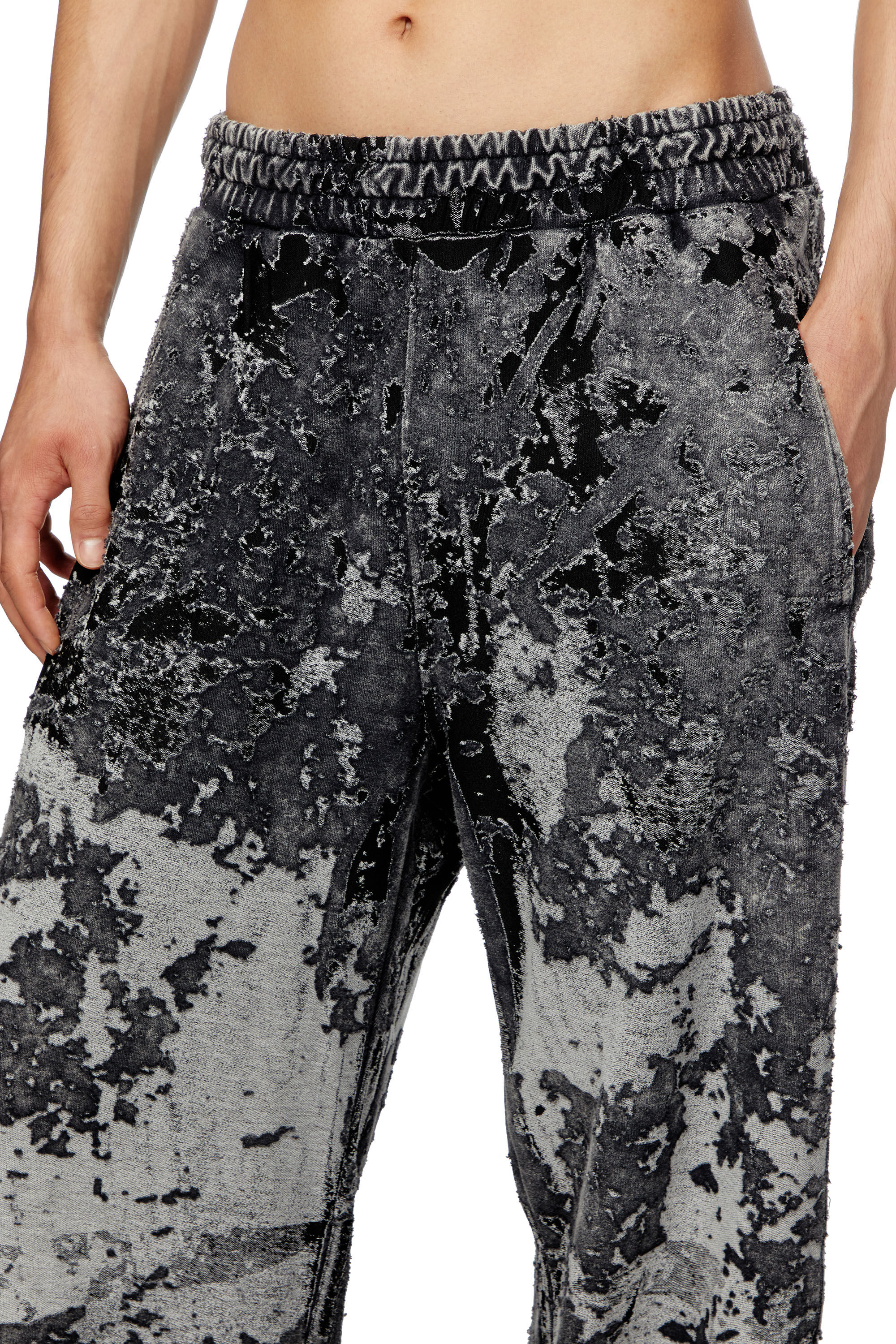 Diesel - P-MARTIS-SHOW, Pantaloni tuta con burnout camouflage Uomo in Nero - 4