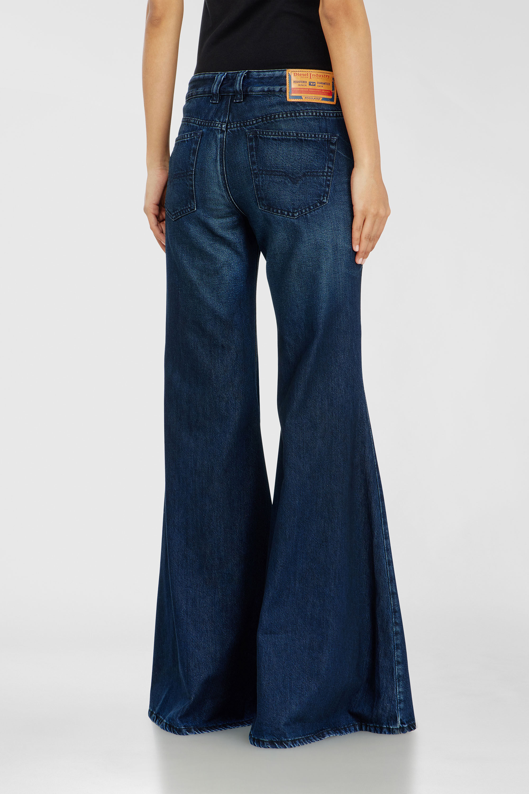 Diesel - Flare Jeans 1970 D-Bleess 09N21 Donna, Blu Scuro - Image 5