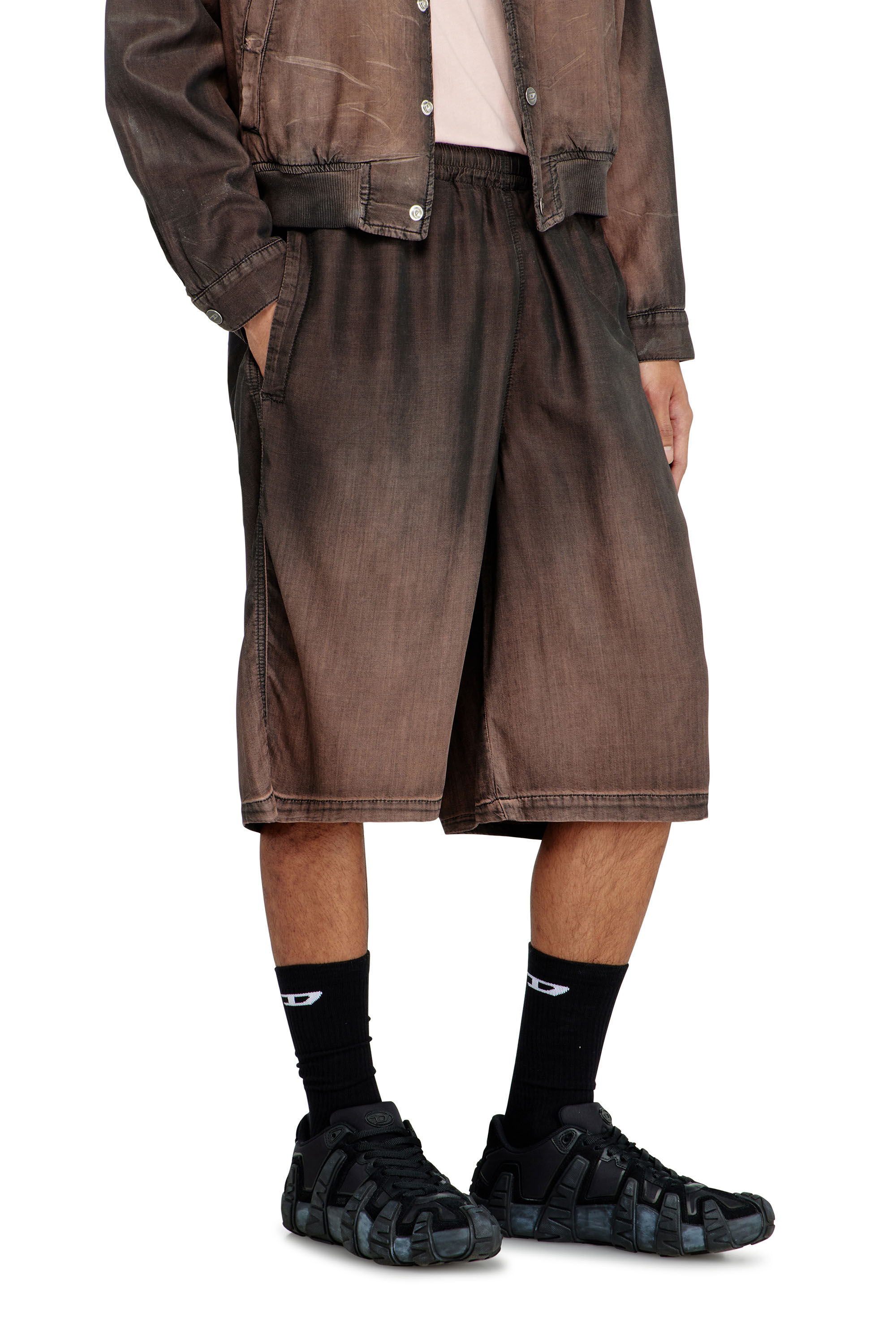 Diesel - D-RODER-SHORT-S, Bermuda relaxed in denim fluido spalmato Unisex in Marrone - 7