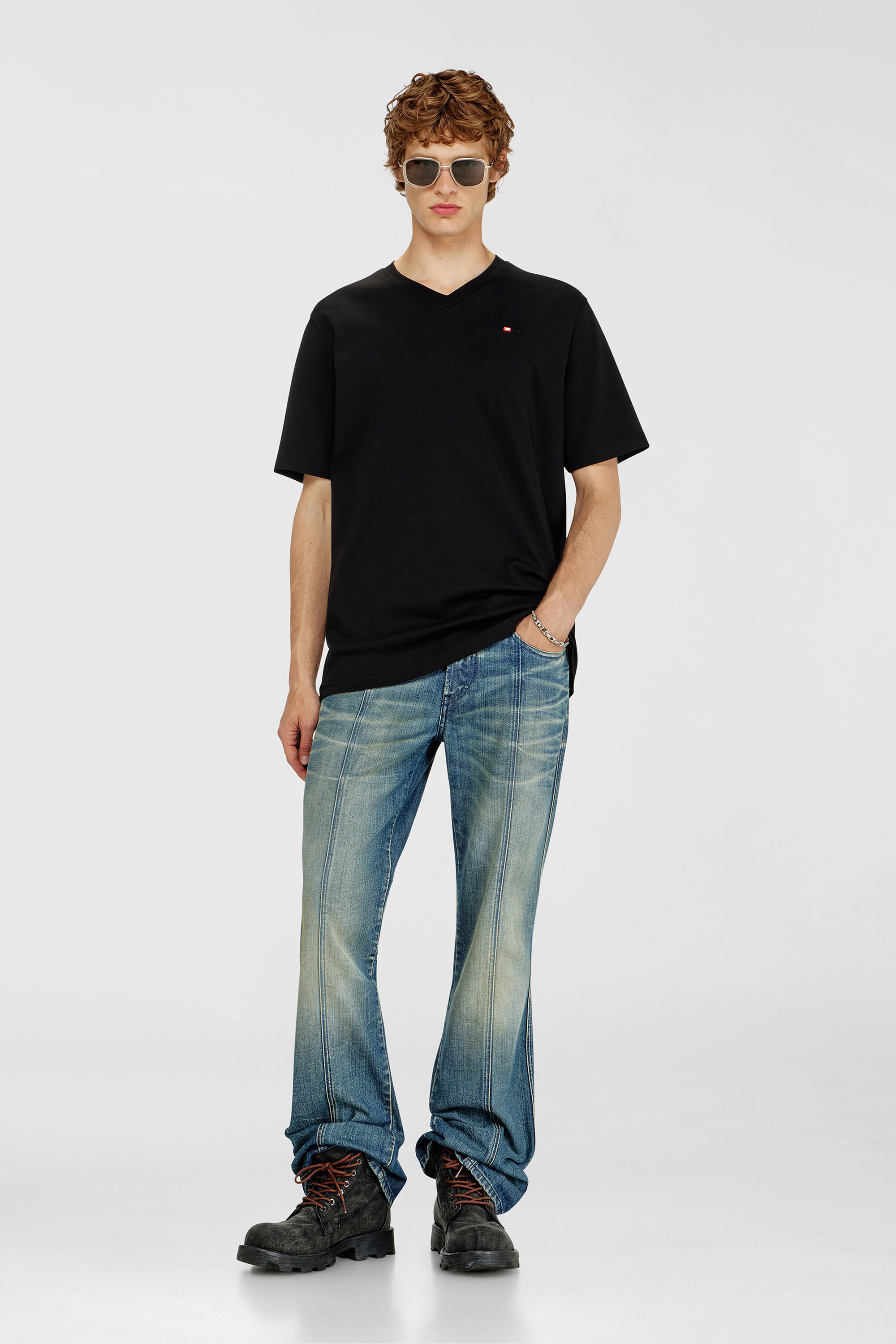 Diesel - T-ADJUST-V-MICRODIV, T-shirt con scollo a V con micro ricamo logo Uomo in Nero - 1