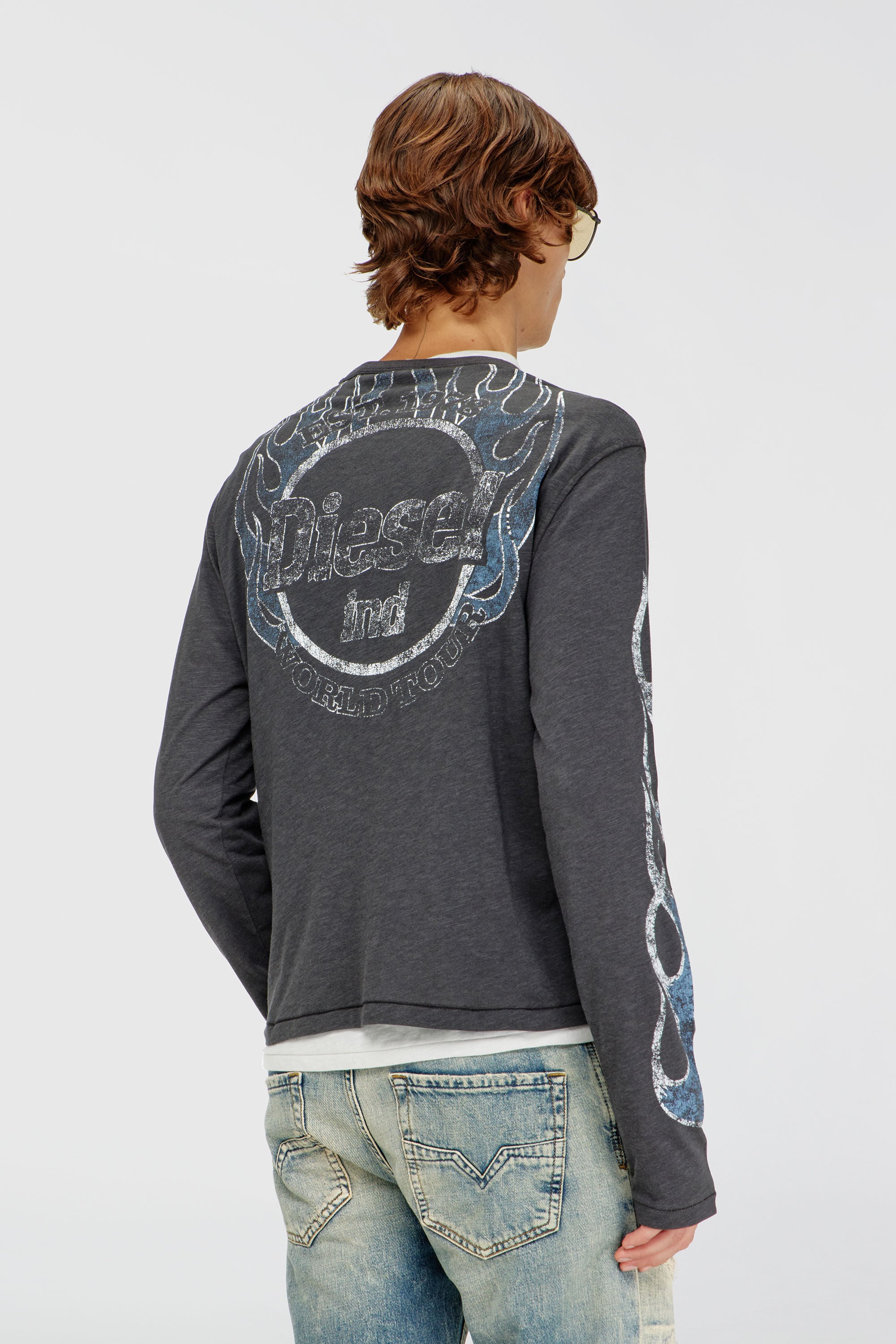 Diesel - T-NOTS-LS, T-shirt a manica lunga in jersey fiammata con stampa crack Uomo in Grigio - 3
