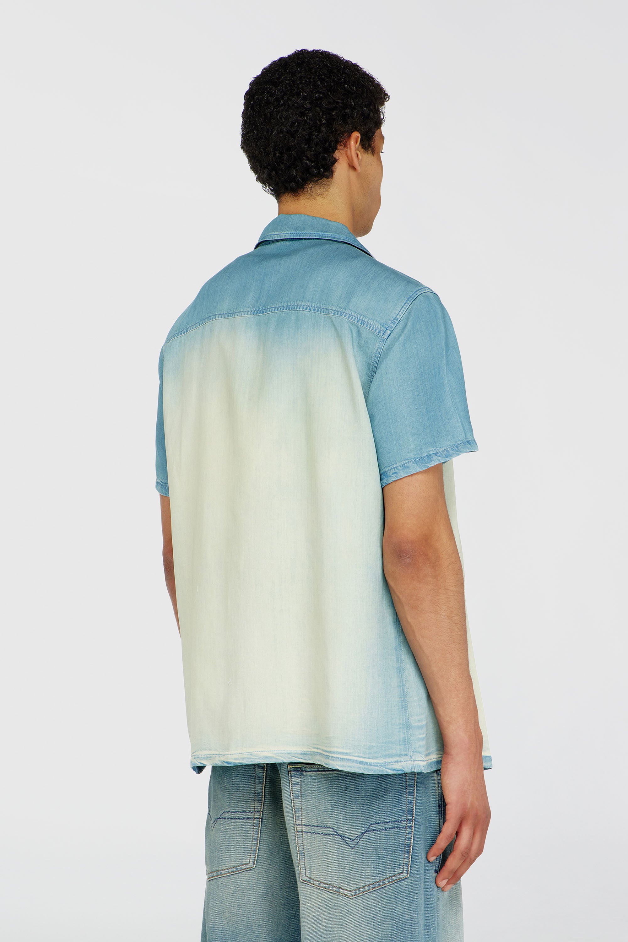 Diesel - D-CLARIVO-S, Camicia a maniche corte in denim fluido sovratinto Uomo in Blu - 4