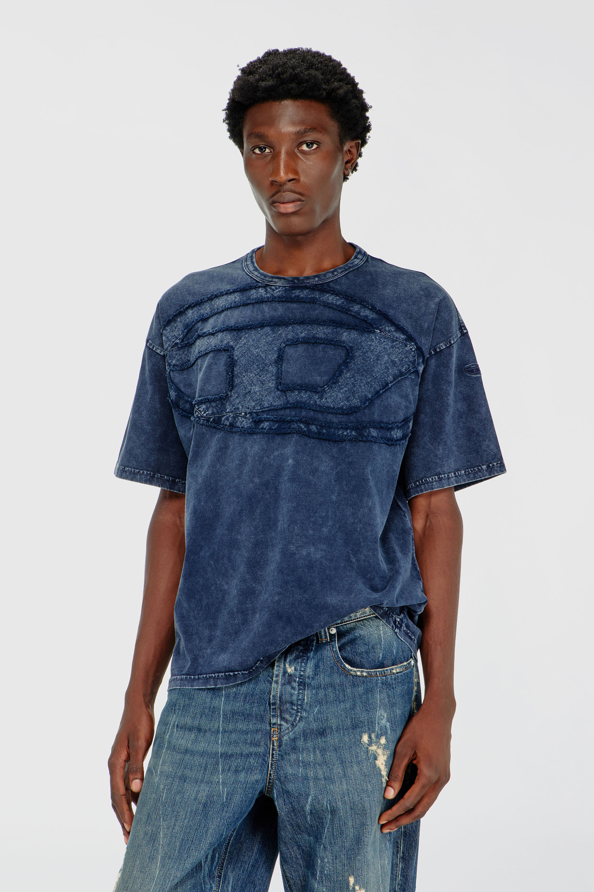Diesel - T-BOXT-DEN, T-shirt in cotone dal taglio rilassato con applicazione Oval D Uomo in Blu - 3