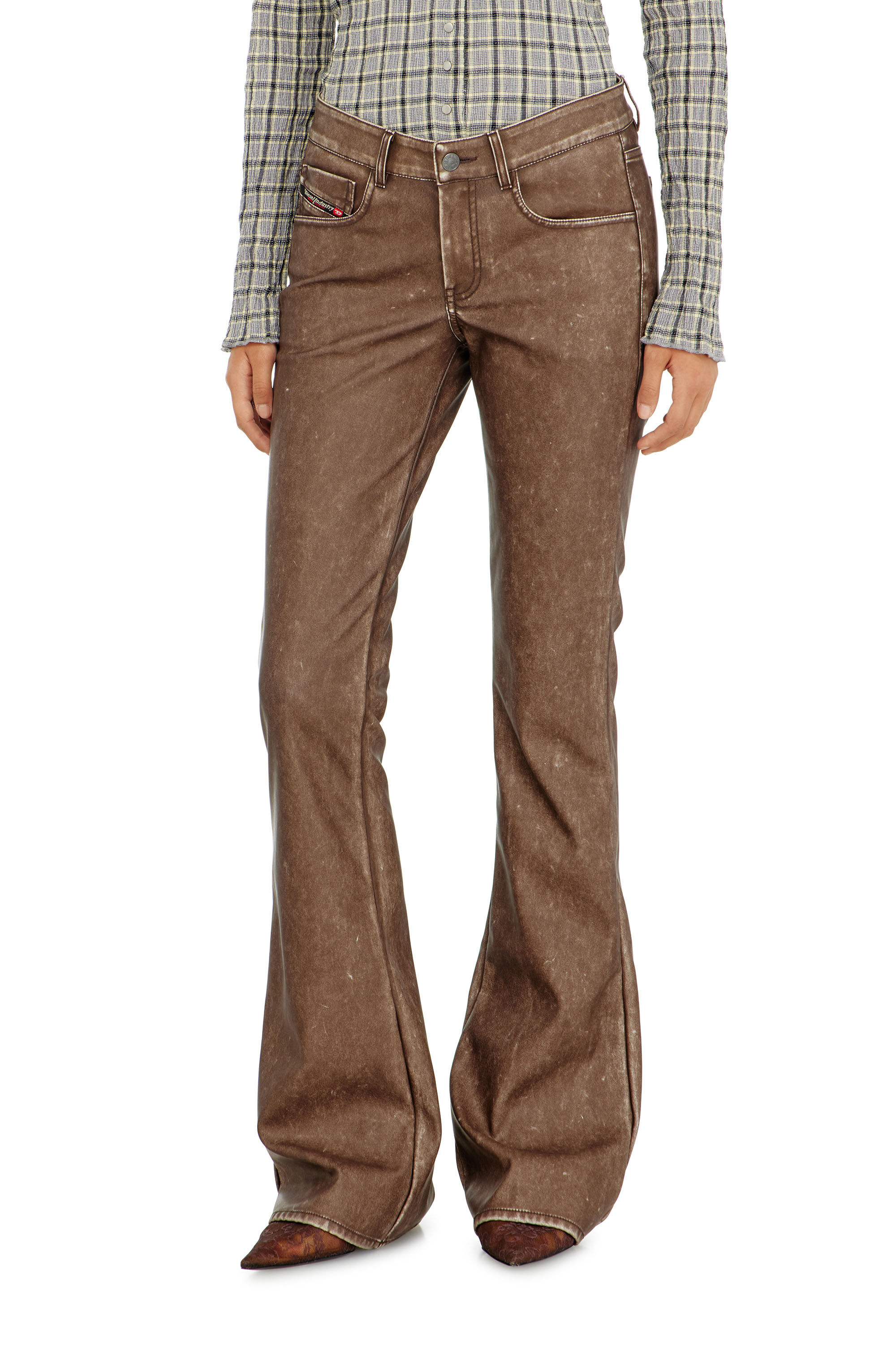 Diesel - P-STELLAR-S1, Pantaloni bootcut in tessuto coated lavorato Donna in Marrone - 3