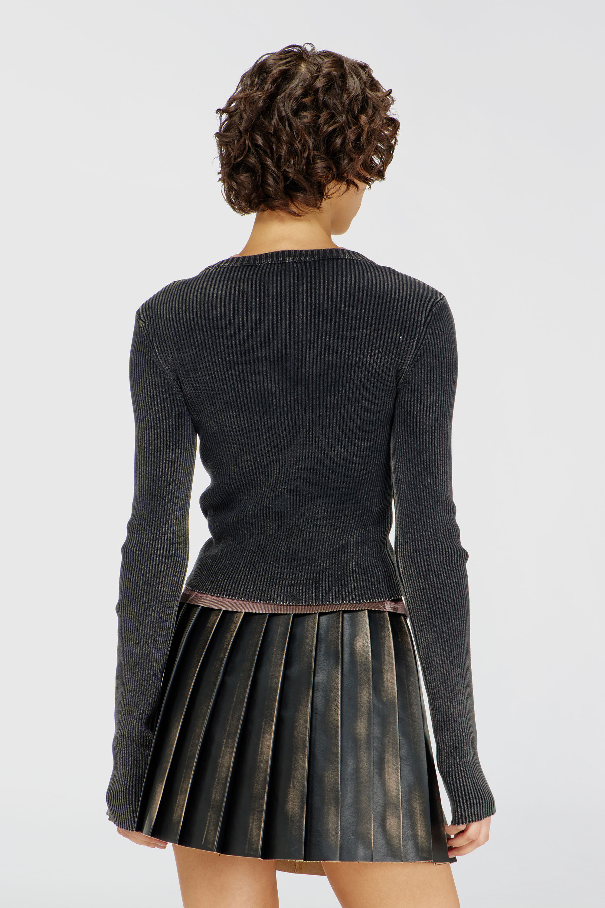 Diesel - M-ANCHOR-A, Maglia cropped con logo cut-out Donna in Nero - 4