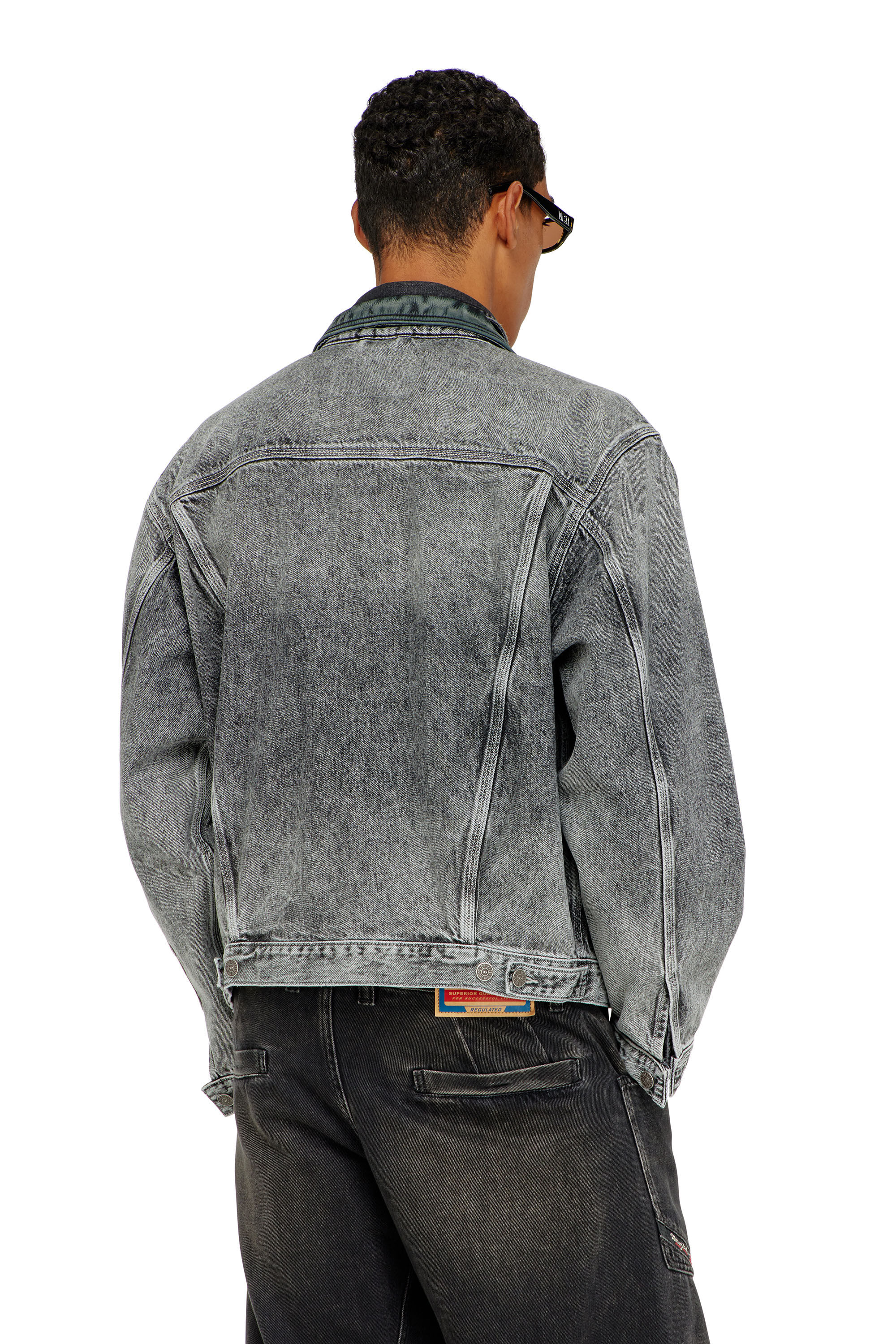 Diesel - D-DENVER-S, Giacca trucker in denim con rifiniture in pelle tono su tono Unisex in Grigio - 4