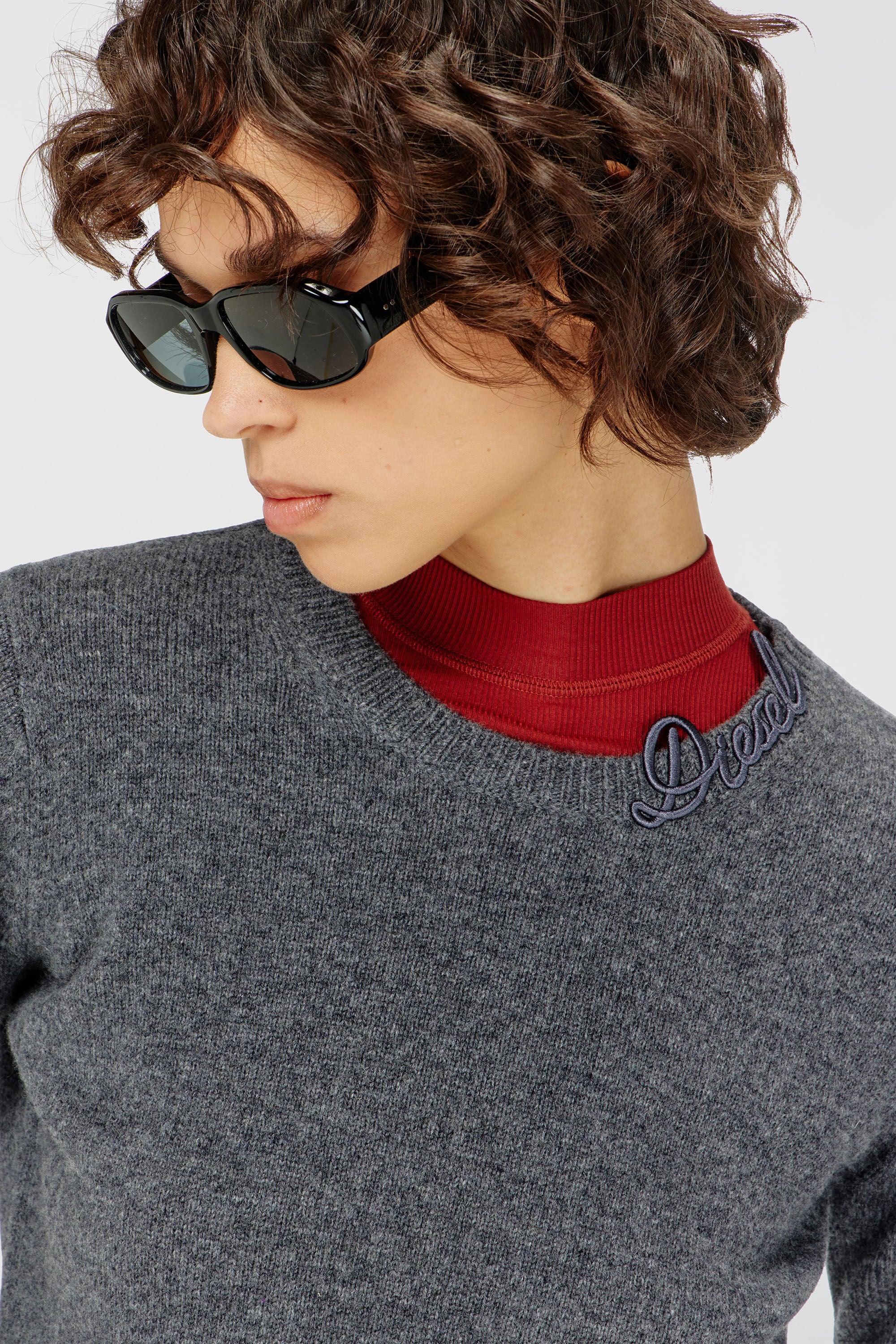 Diesel - M-IMARA, Maglione in lana con logo ricamato sul collo Donna in Grigio - 5