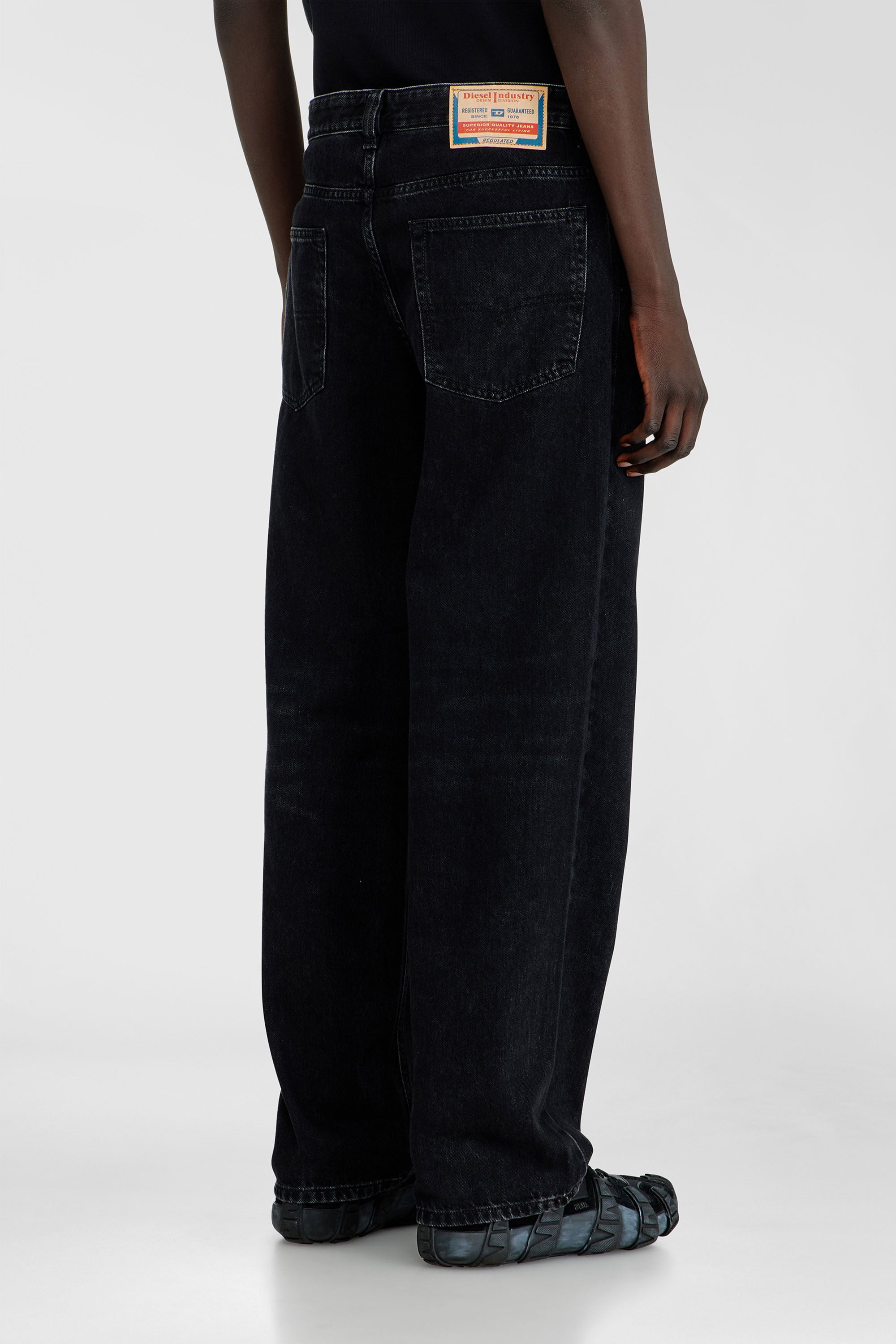 Diesel - Relaxed Jeans 2001 D-Macro 09P09 Uomo, Nero/Grigio scuro - Image 5