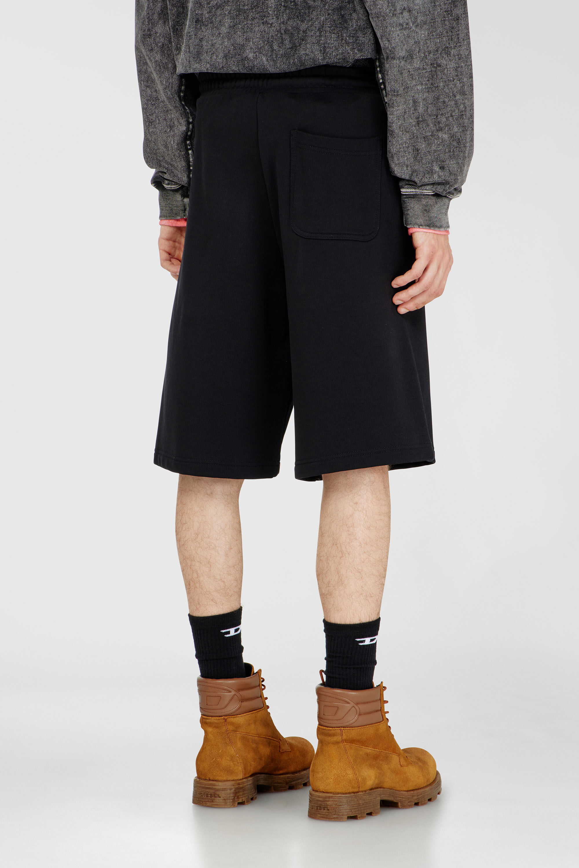 Diesel - P-CROW-DIV, Shorts in pile con maxi patch logo Uomo in Nero - 4