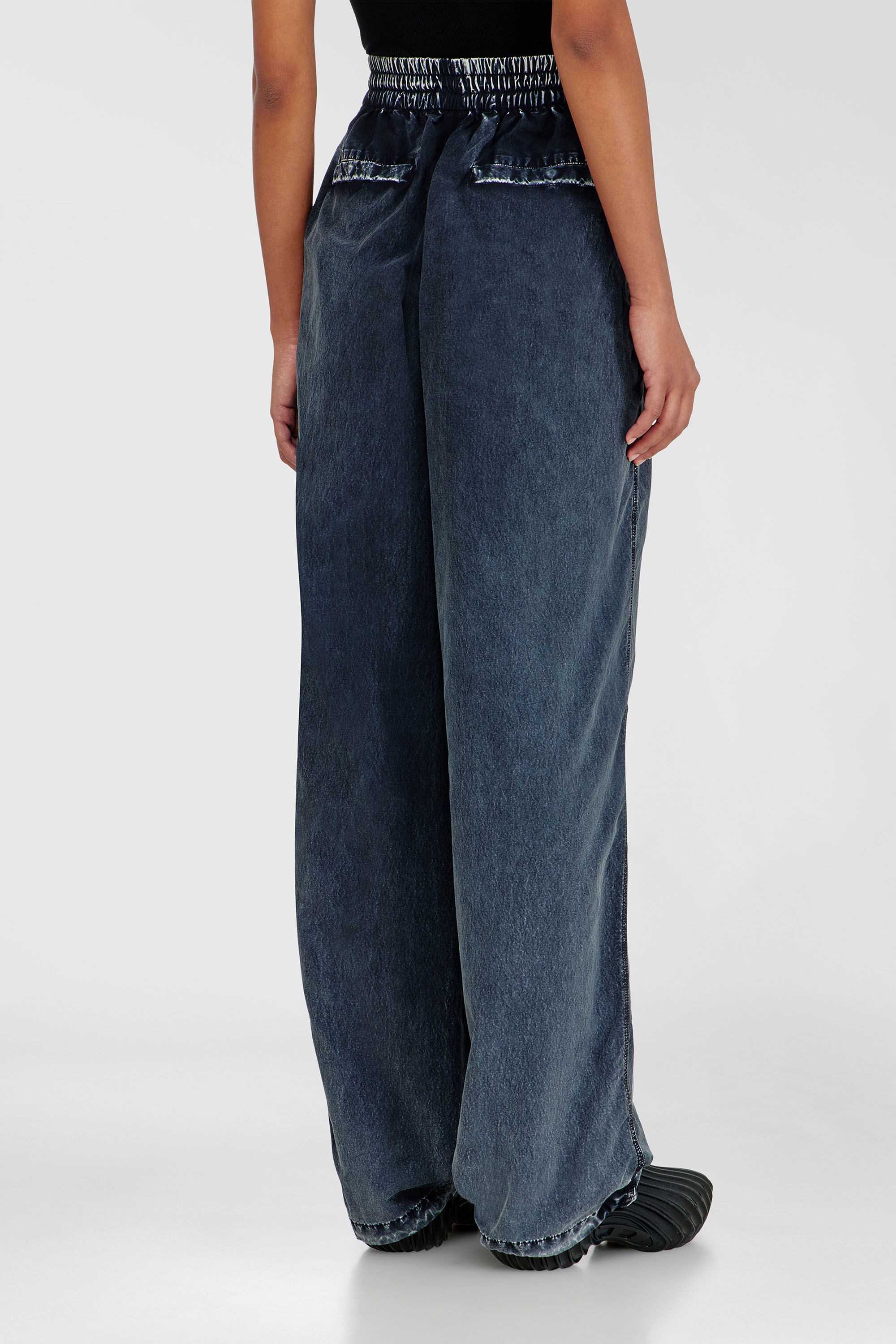 Diesel - P-APYRI, Pantaloni acid-wash in nylon taslan Donna in Blu - 4