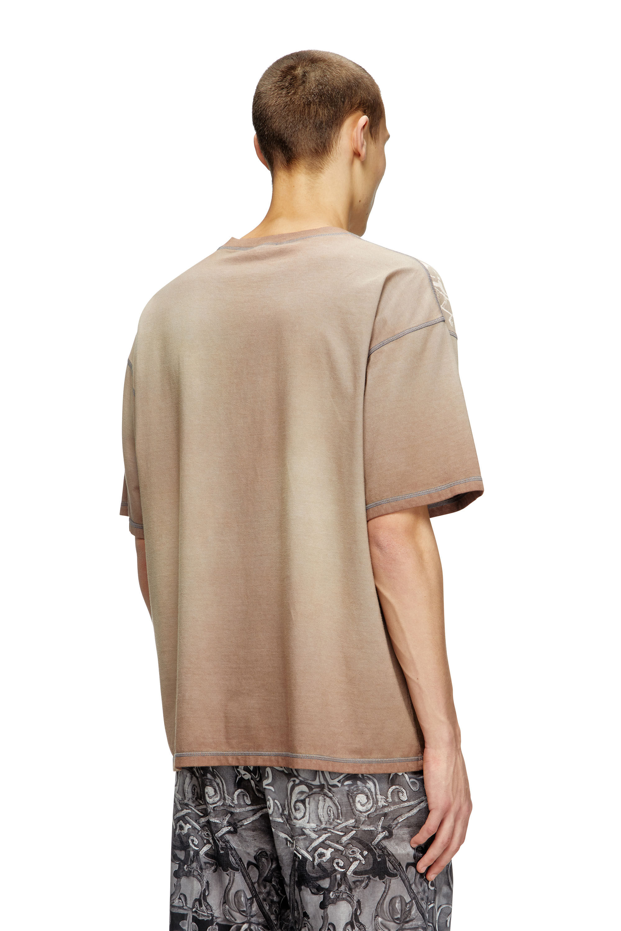 Diesel - T-BOXT-T13, T-shirt con stampa medievale tonale Uomo in Marrone - 4