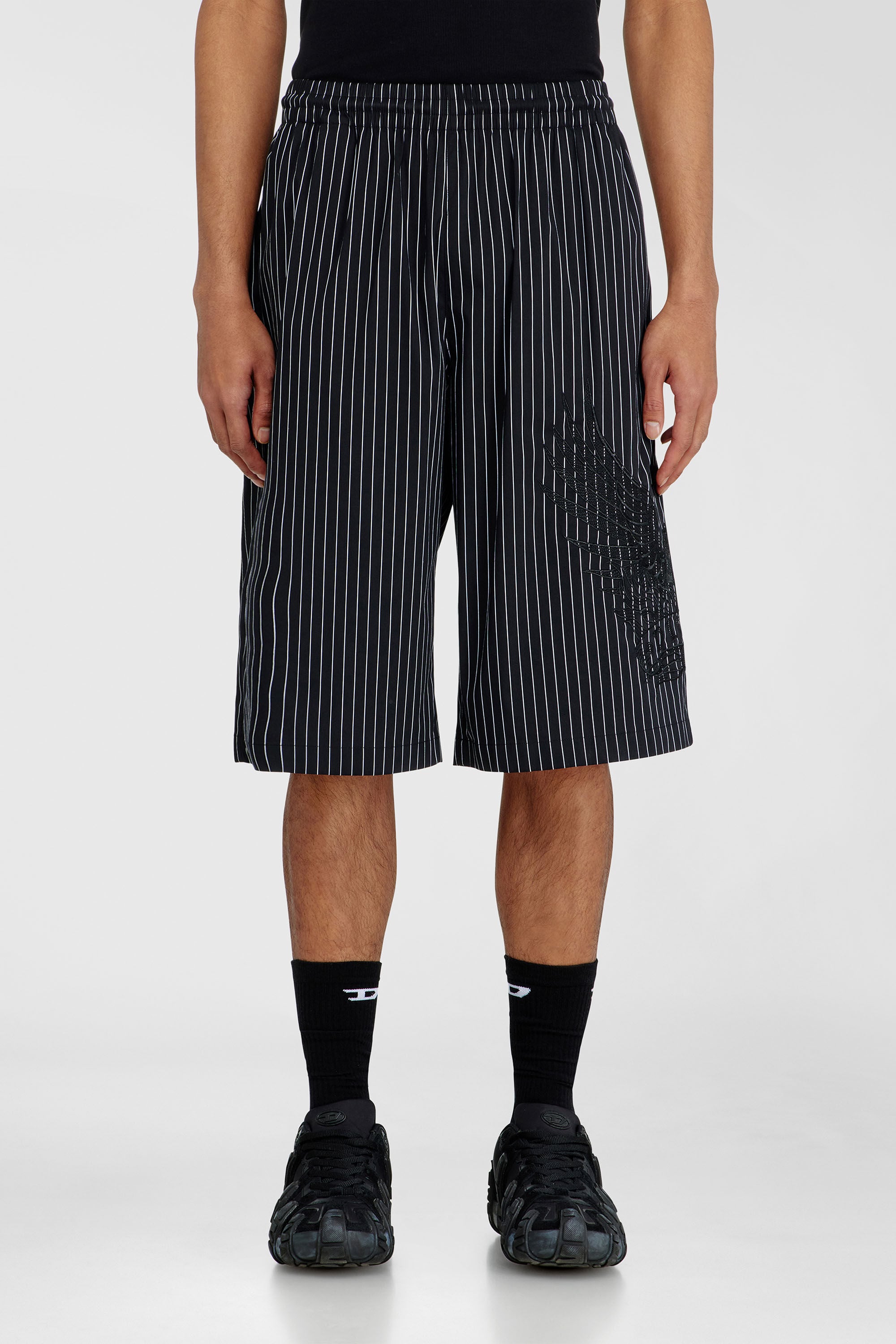 Diesel - P-THEO-SHORT-NJCA, Pantaloni corti a righe con ricamo Phoenix Uomo in Nero - 3