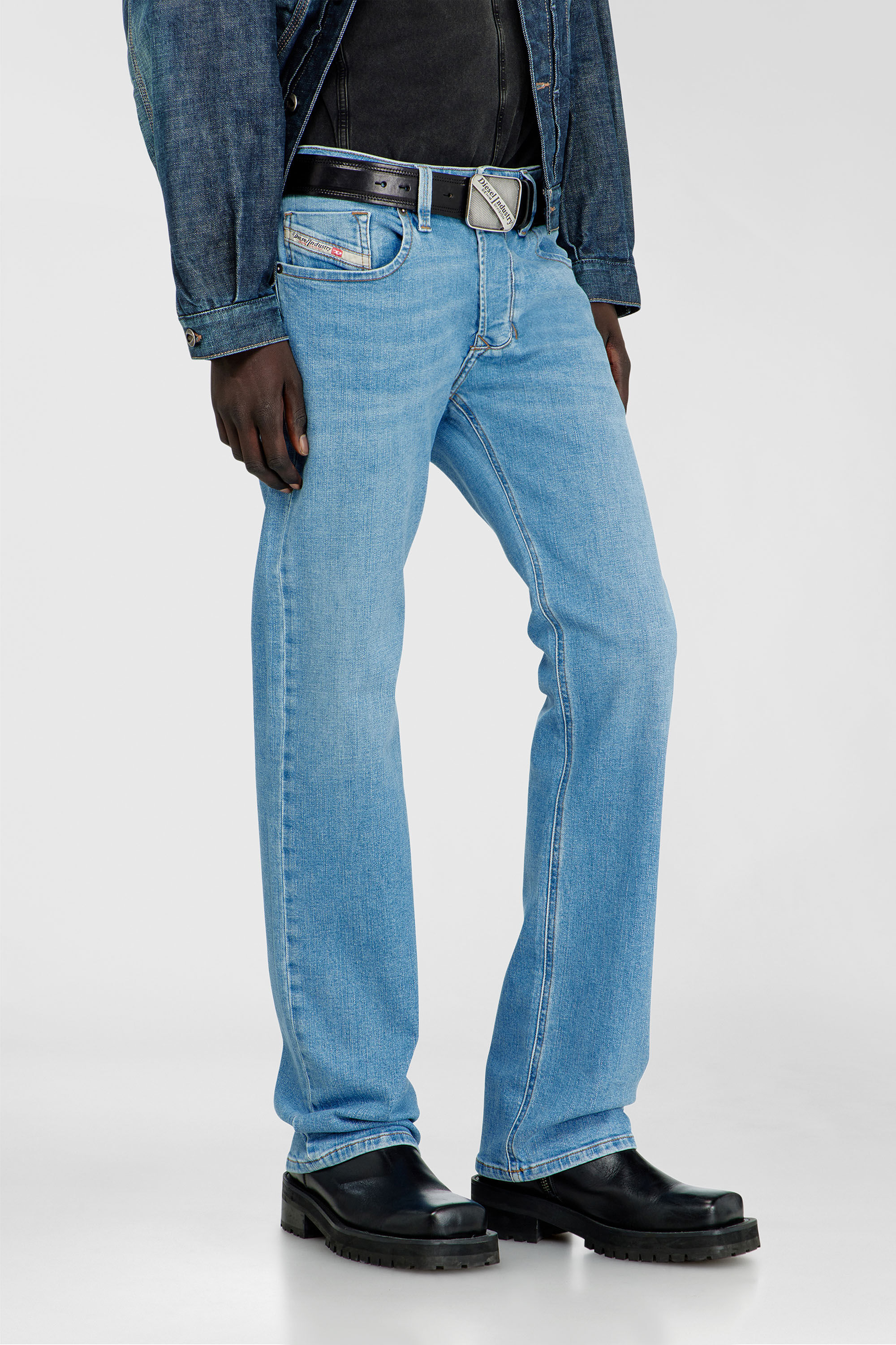 Diesel - Regular Jeans 1985 Larkee 0HDBJ Uomo, Blu Chiaro - Image 7