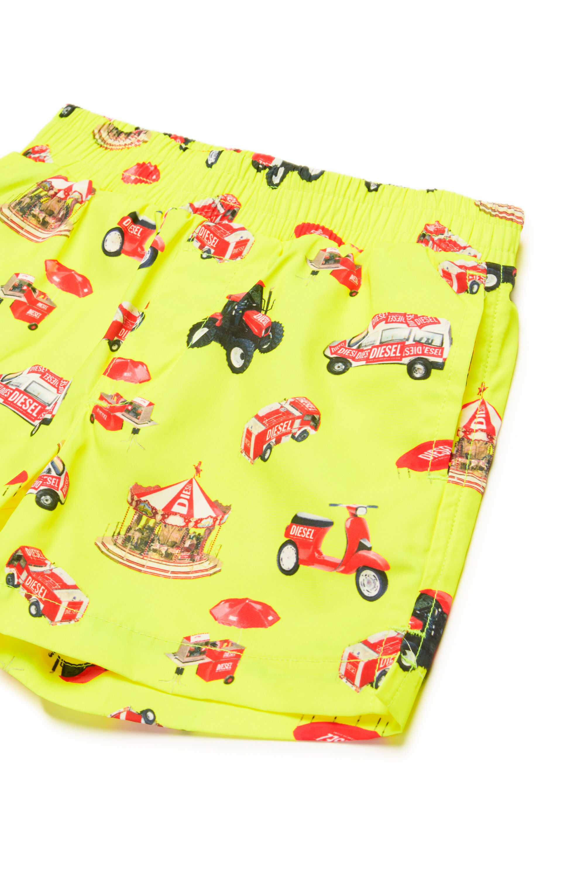 Diesel - MIPANB, Pantaloncini da bagno con stampa di veicoli Uomo in Giallo - 3