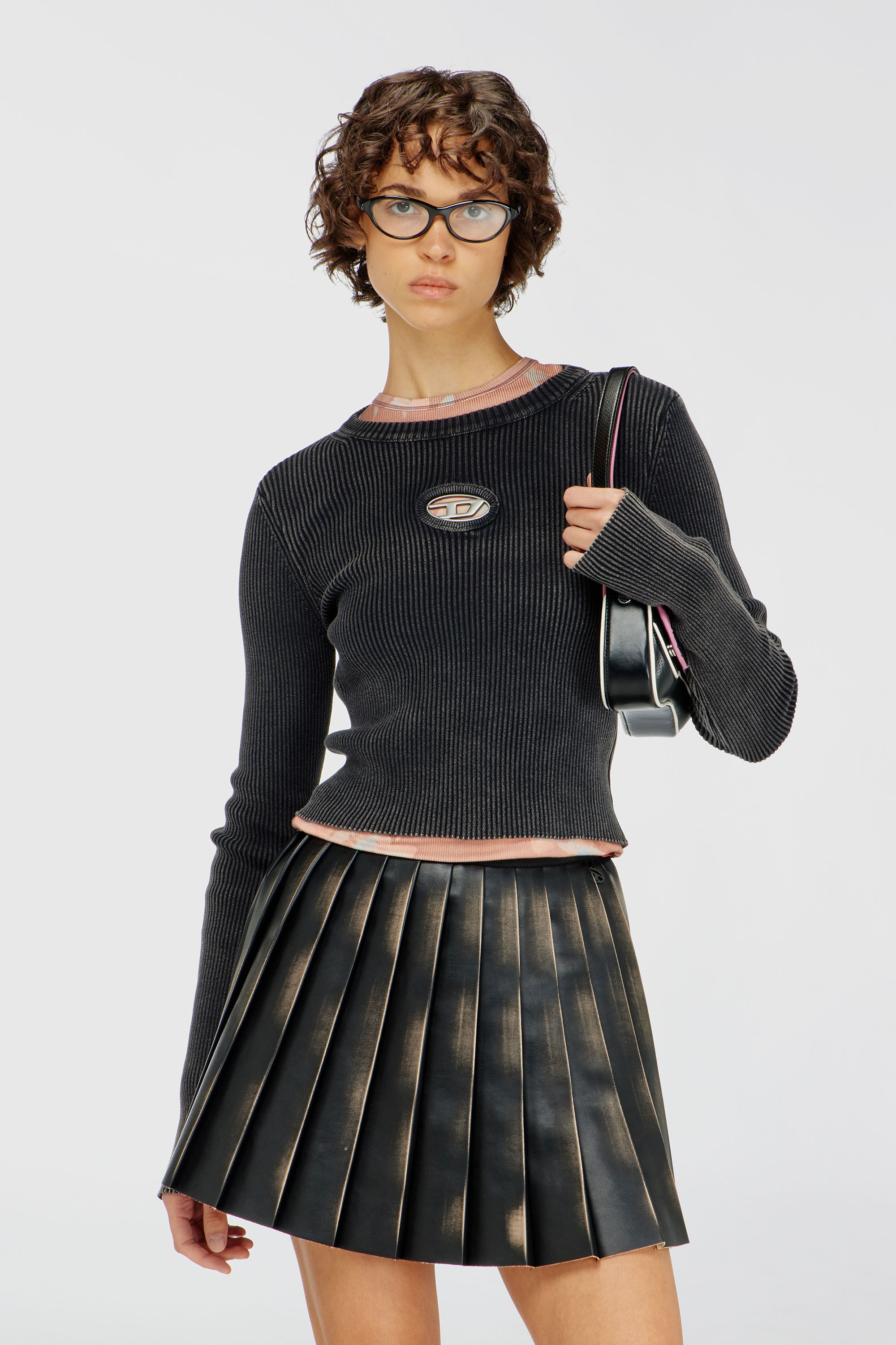 Diesel - M-ANCHOR-A, Maglia cropped con logo cut-out Donna in Nero - 3