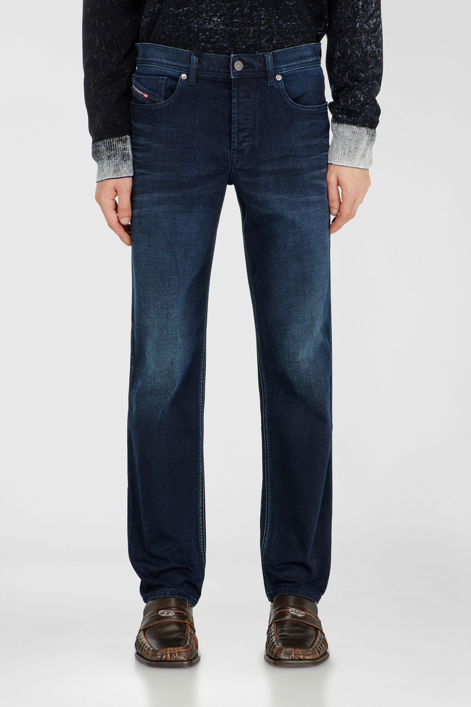 Diesel - Regular Jeans 2023 D-Finitive 0BMBX Uomo, Blu Scuro - Image 4