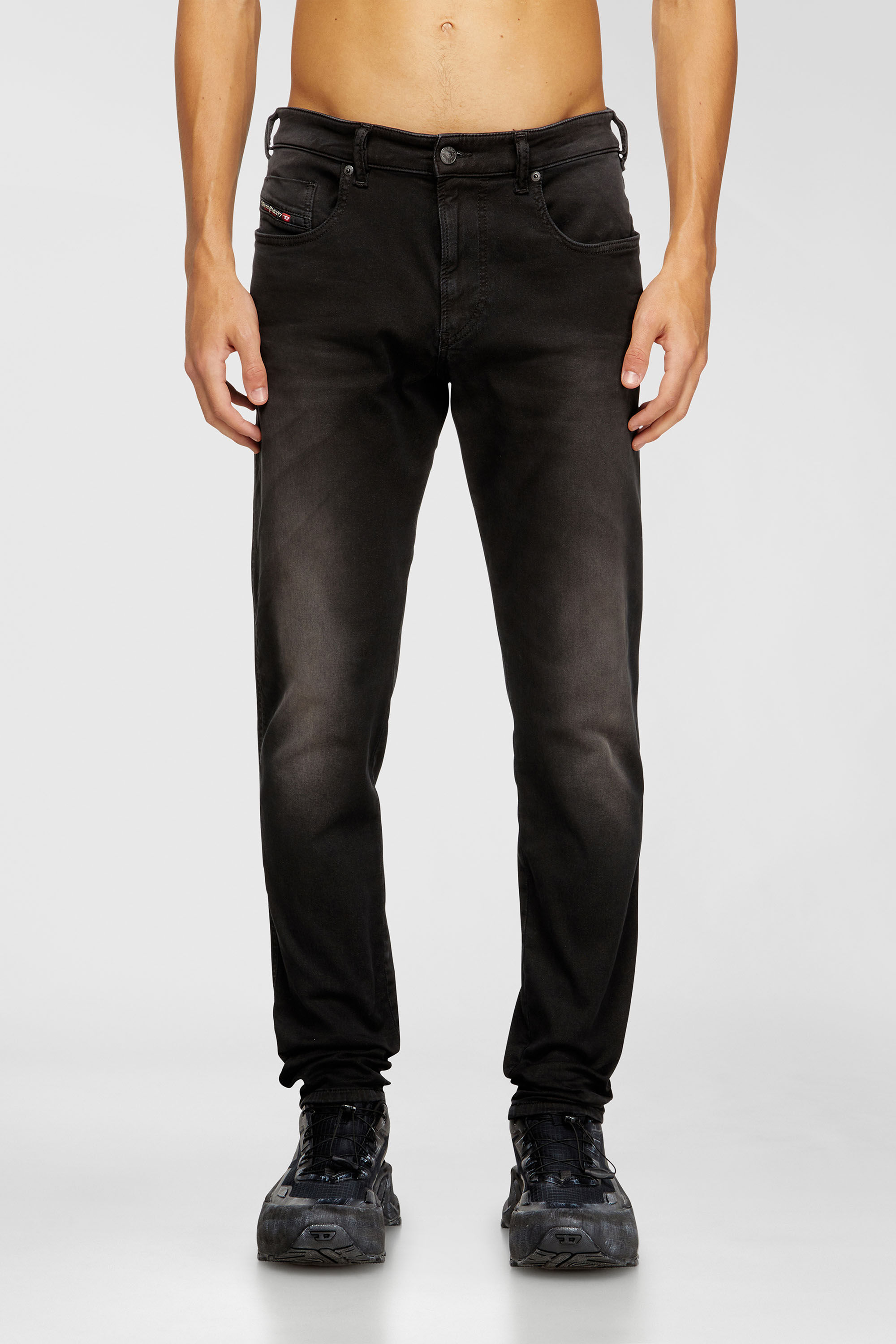 Diesel - Slim 2062 D-Strukt Joggjeans&reg; 0670M Uomo, Nero/Grigio scuro - Image 2