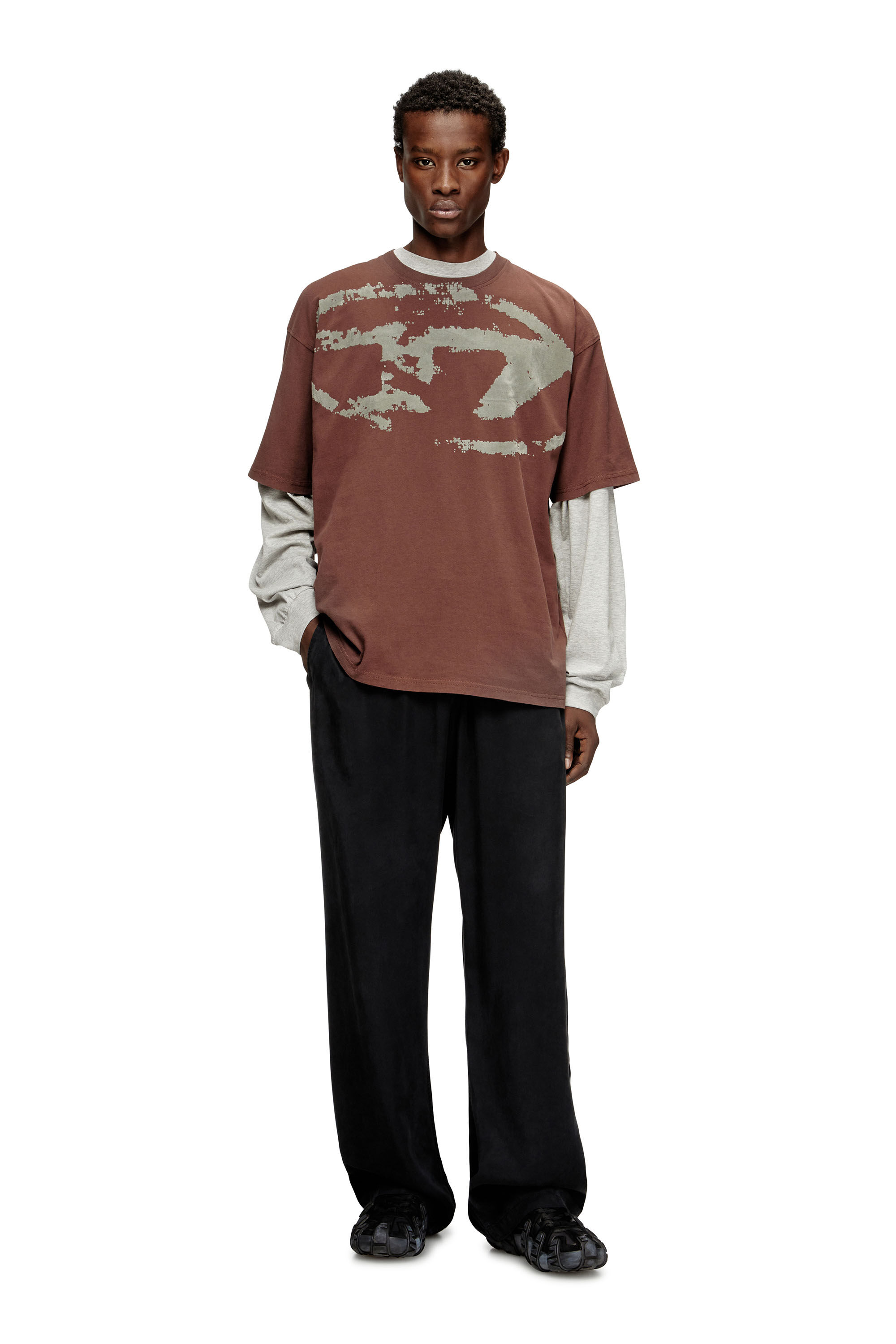 Diesel - T-BOXT-N14, T-shirt con stampa distressed floccata Uomo in Marrone - 1
