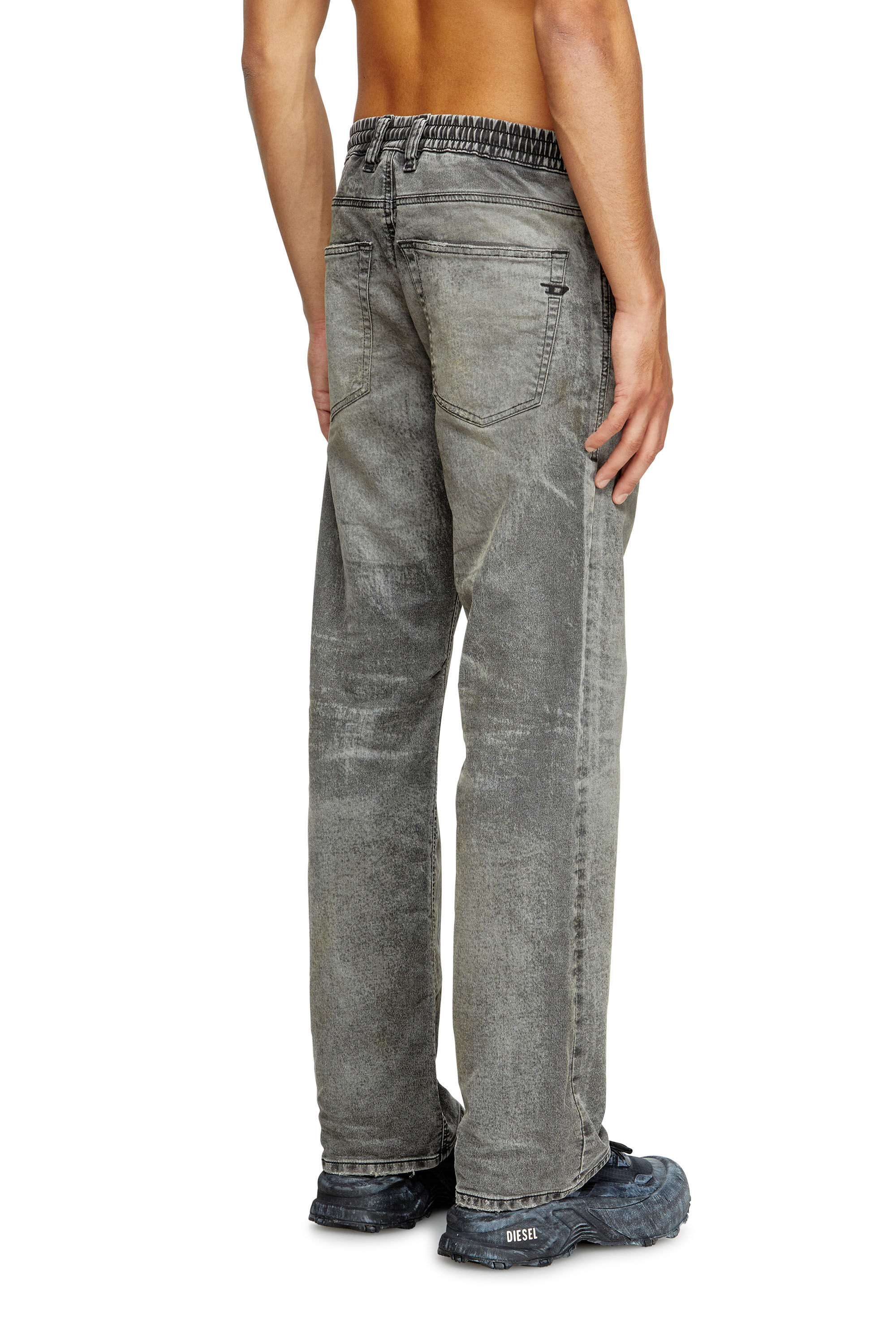 Diesel - Relaxed 2080 D-Reel Joggjeans® 09M35 Uomo, Nero/Grigio scuro - Image 4