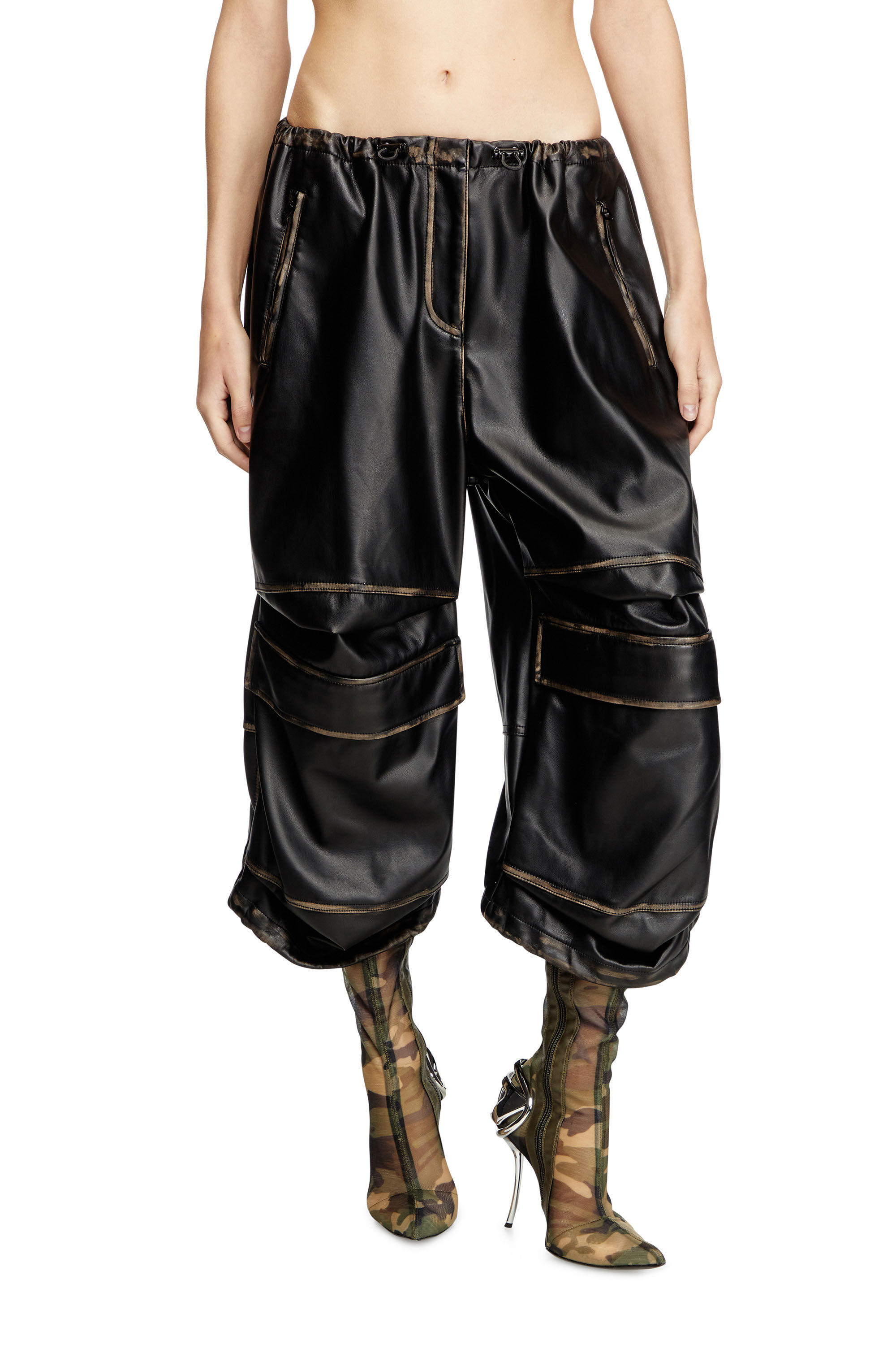 Diesel - P-DAYETZ-SHORT-FEM, Bermuda con tasche cargo in pleather Donna in Nero - 3