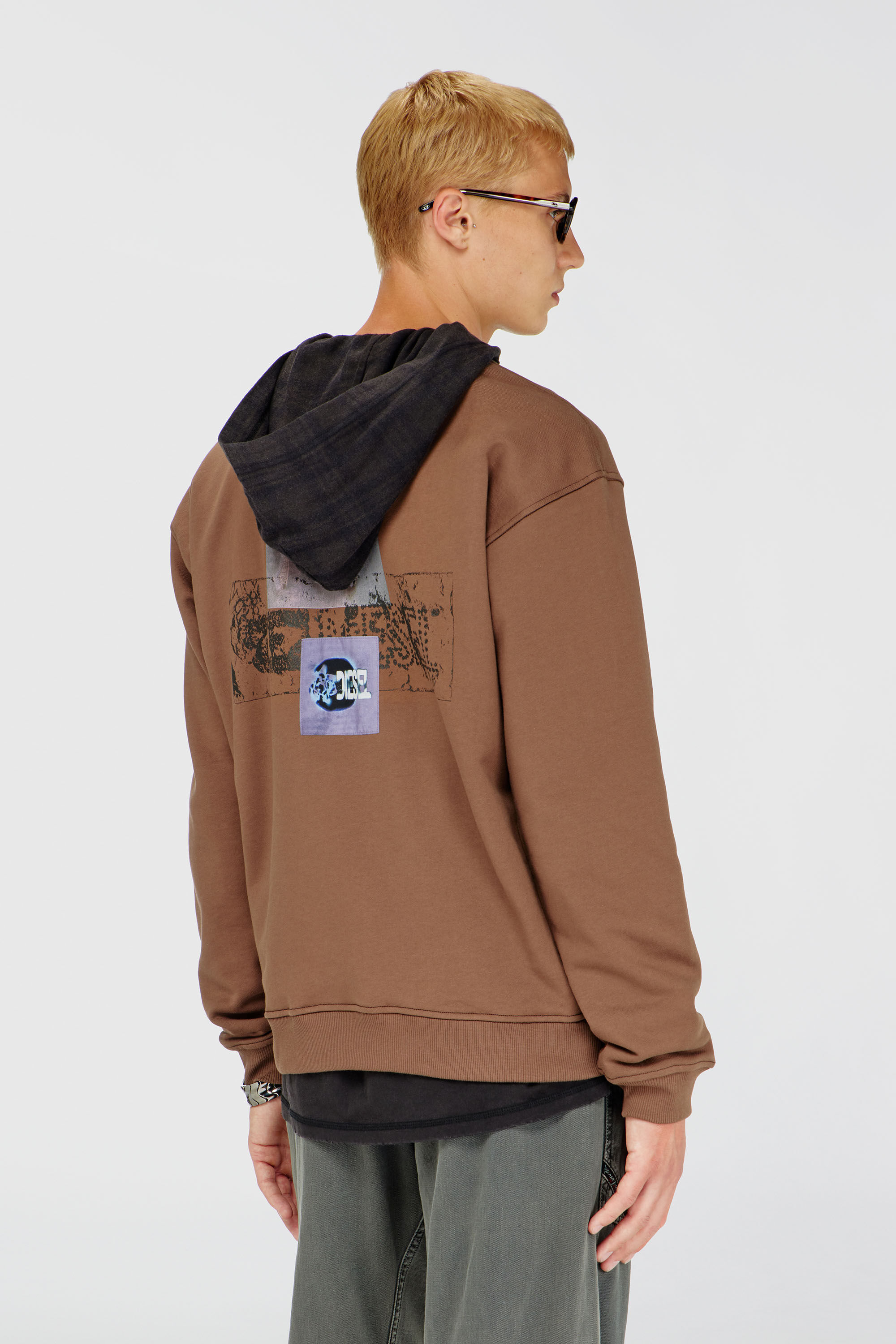 Diesel - S-NORM-AA6, Felpa con stampe grafiche e patch Uomo in Marrone - 4