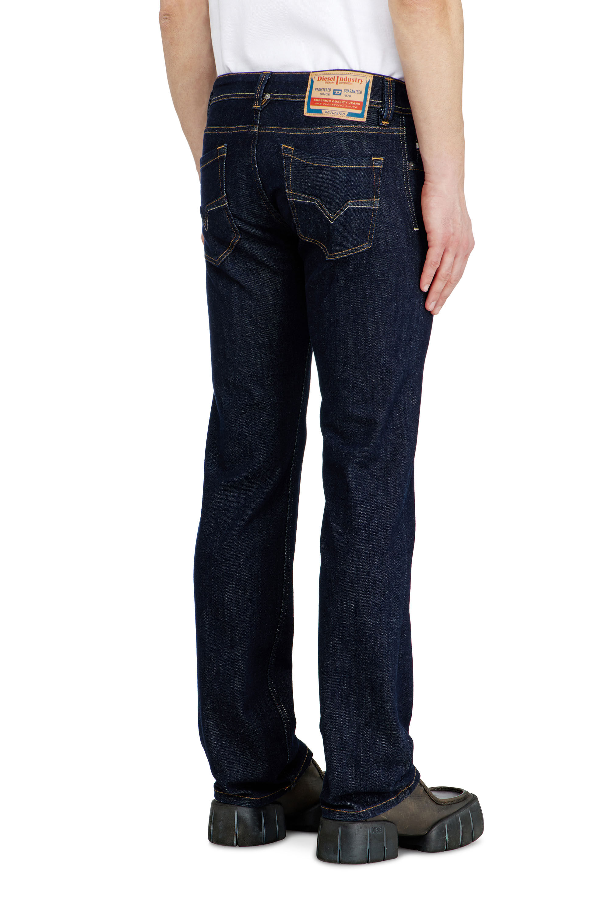 Diesel - Regular Jeans 1985 Larkee 0DBEJ Uomo, Blu Scuro - Image 5