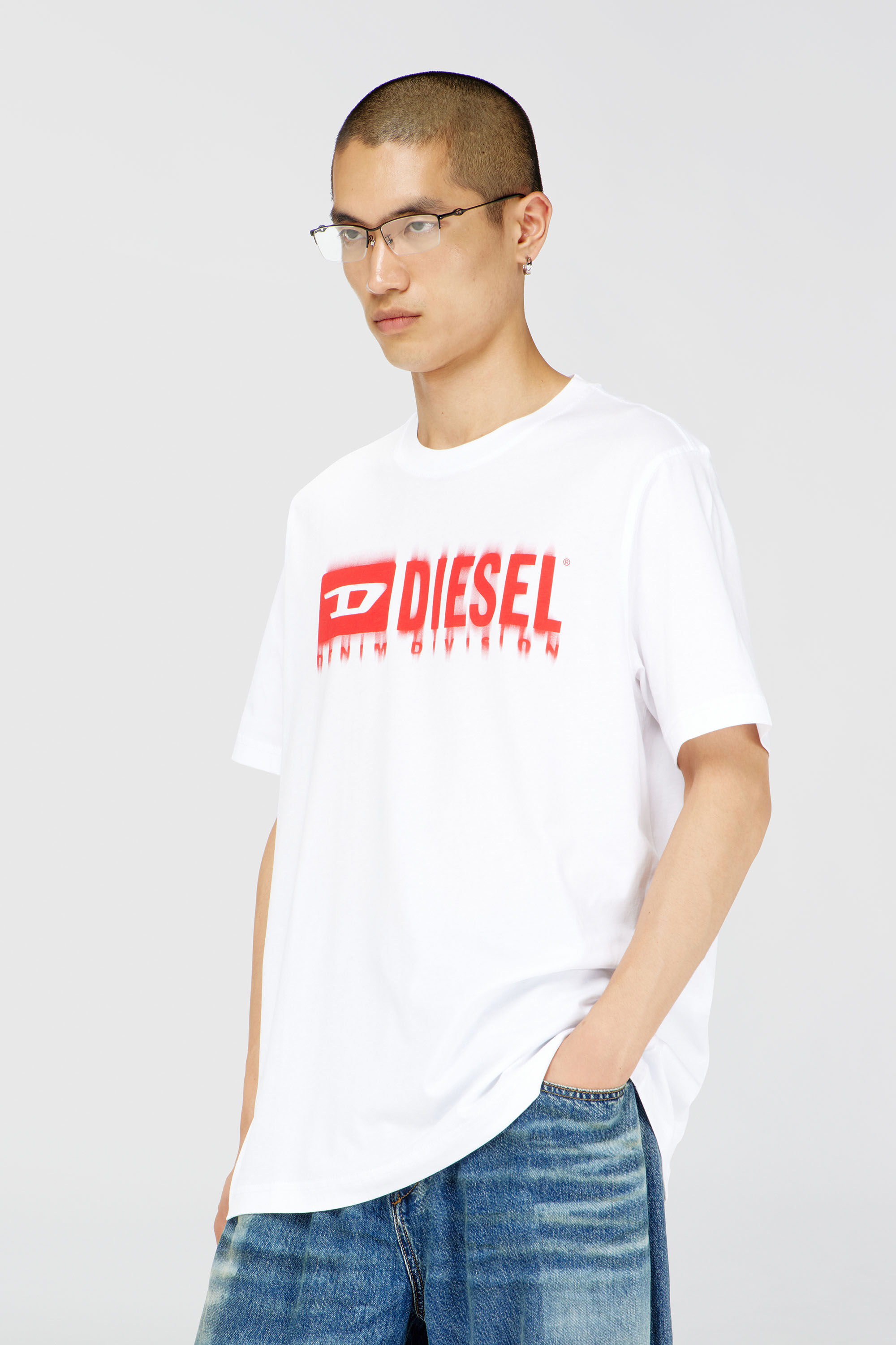 Diesel - T-ADJUST-Q7, T-shirt con logo Diesel sfumato Uomo in Bianco - 3