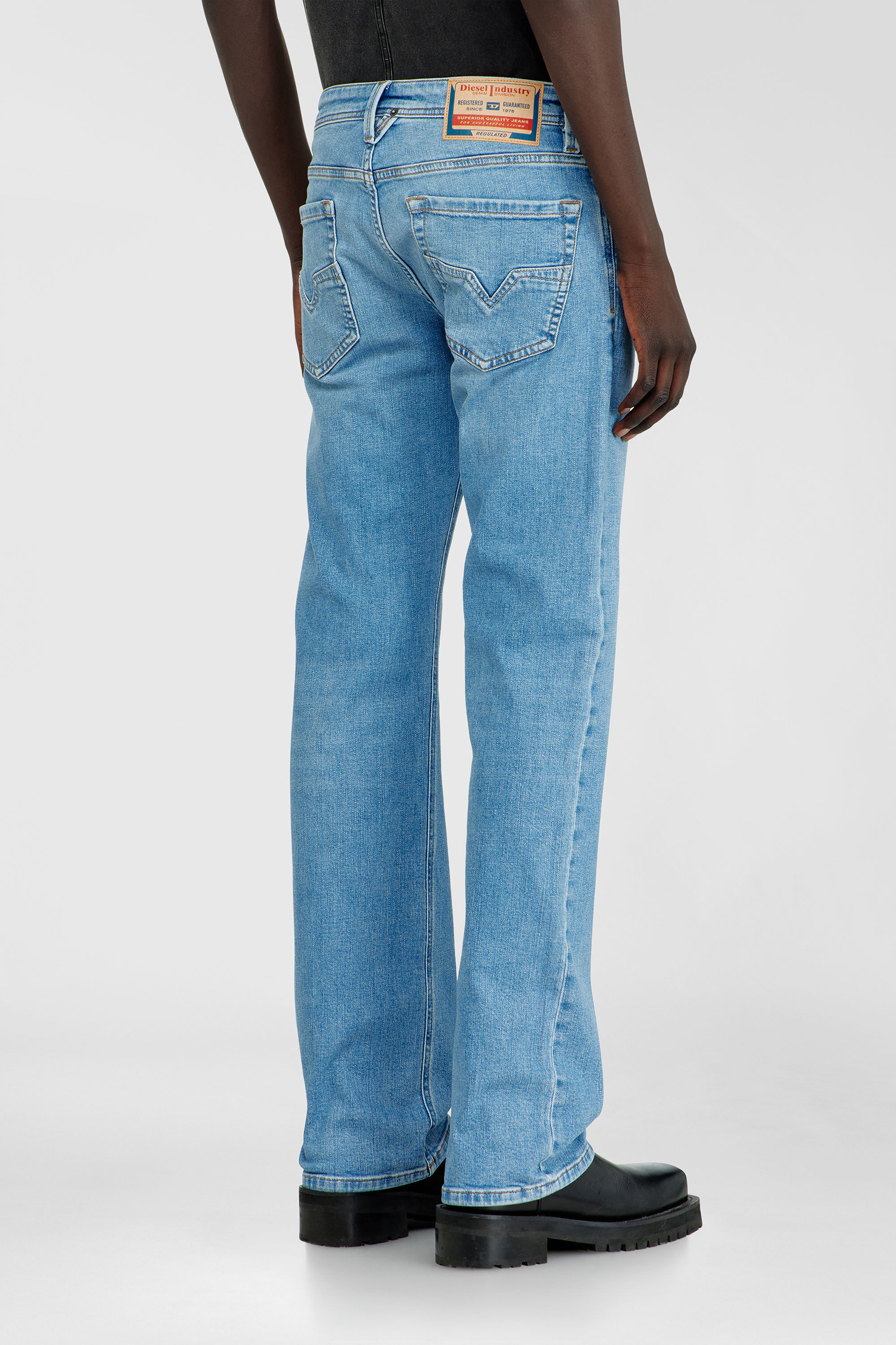 Diesel - Regular Jeans 1985 Larkee 0HDBJ Uomo, Blu Chiaro - Image 5