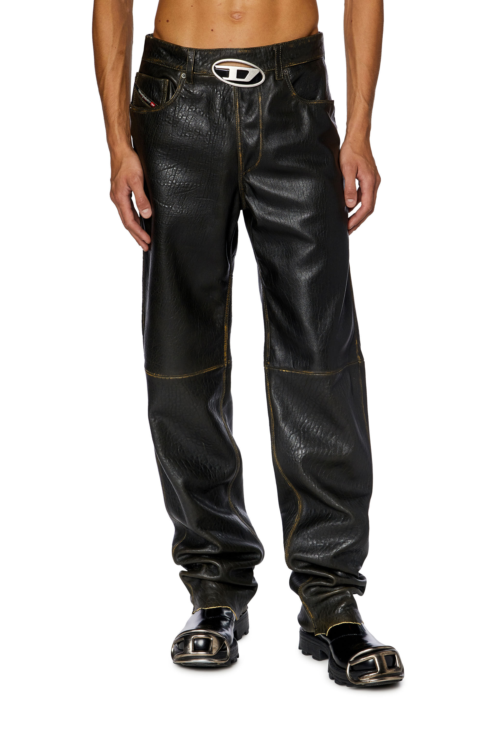 Pantaloni in pelle texture con logo cut out Uomo Marrone Diesel