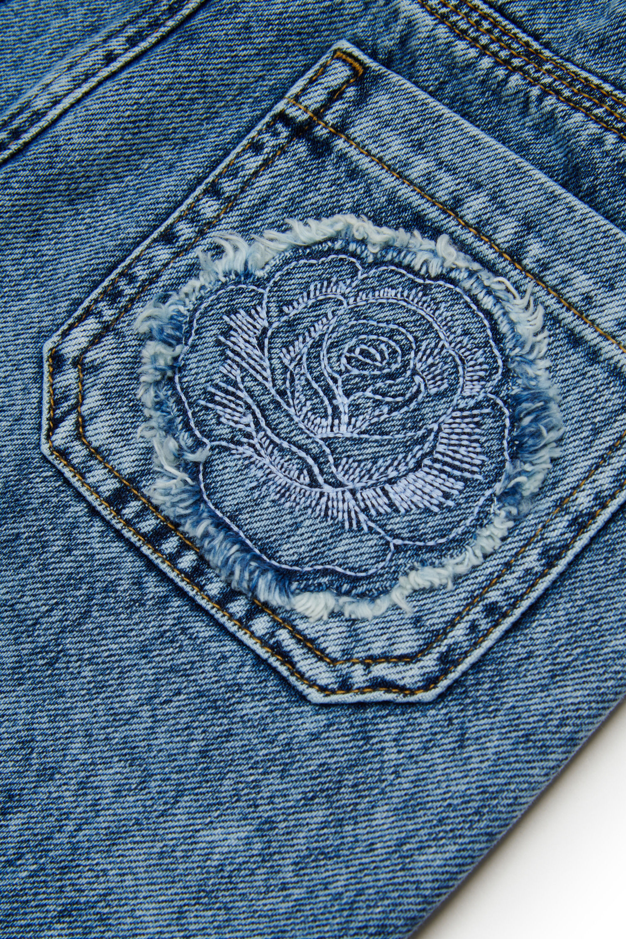 Diesel - GELKA, Gonna in denim a taglio vivo con patch a rosa Donna in Blu - 4