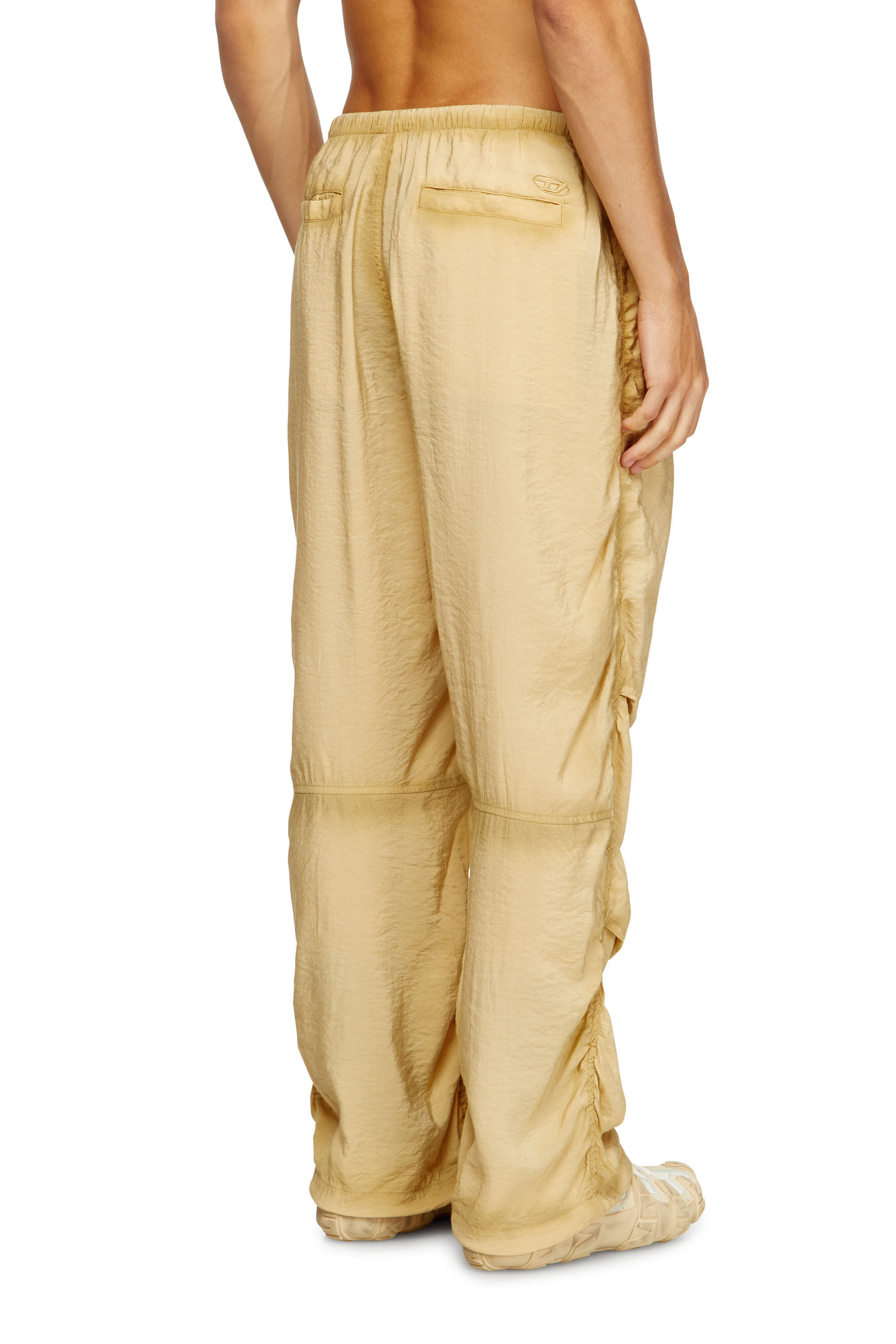 Diesel - P-DAILY, Pantaloni utility in tessuto leggero stropicciato Uomo in Beige - 4