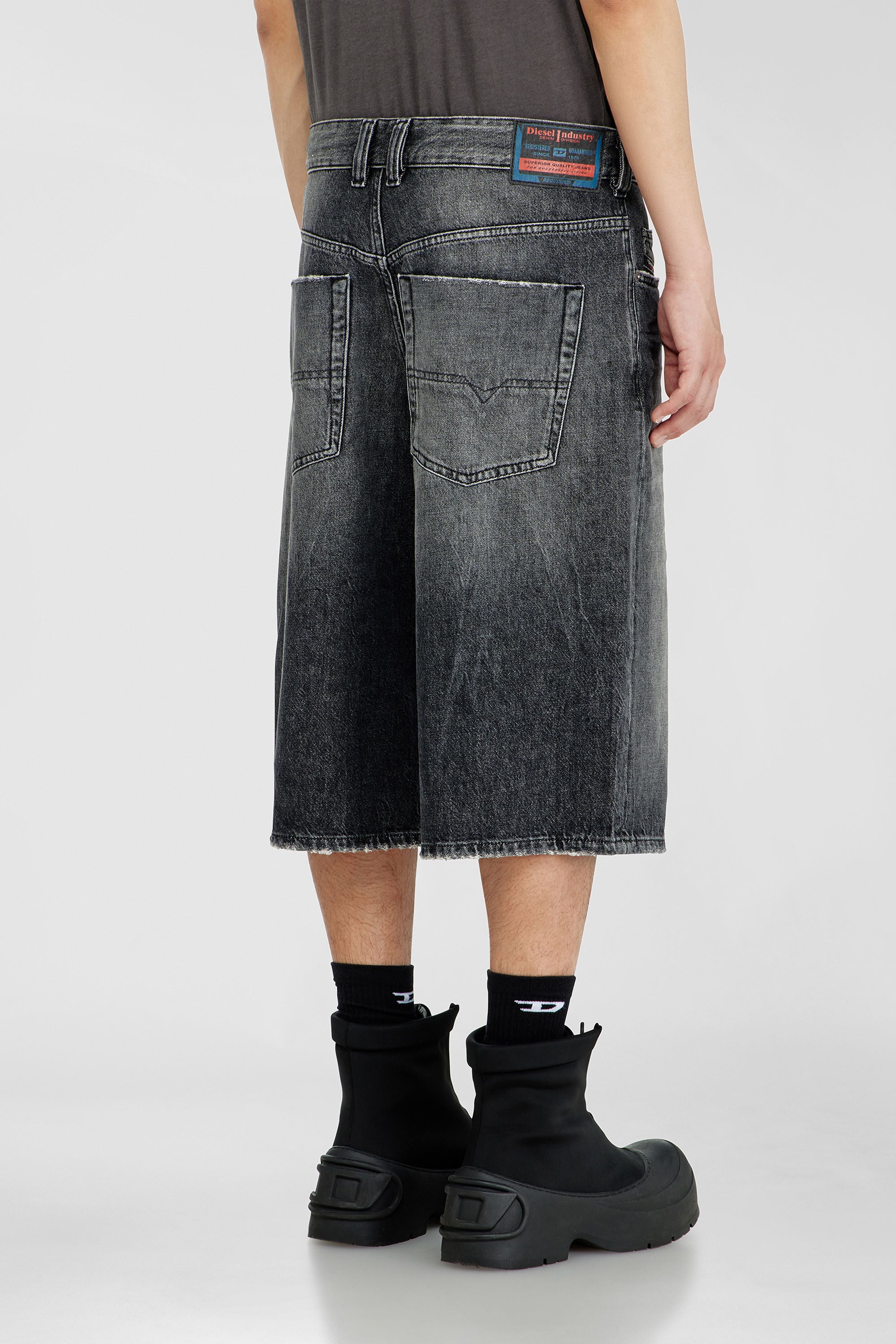 Diesel - D-ENIM-M-SHORT, Pantaloni corti relaxed in denim con rotture Unisex in Grigio - 4