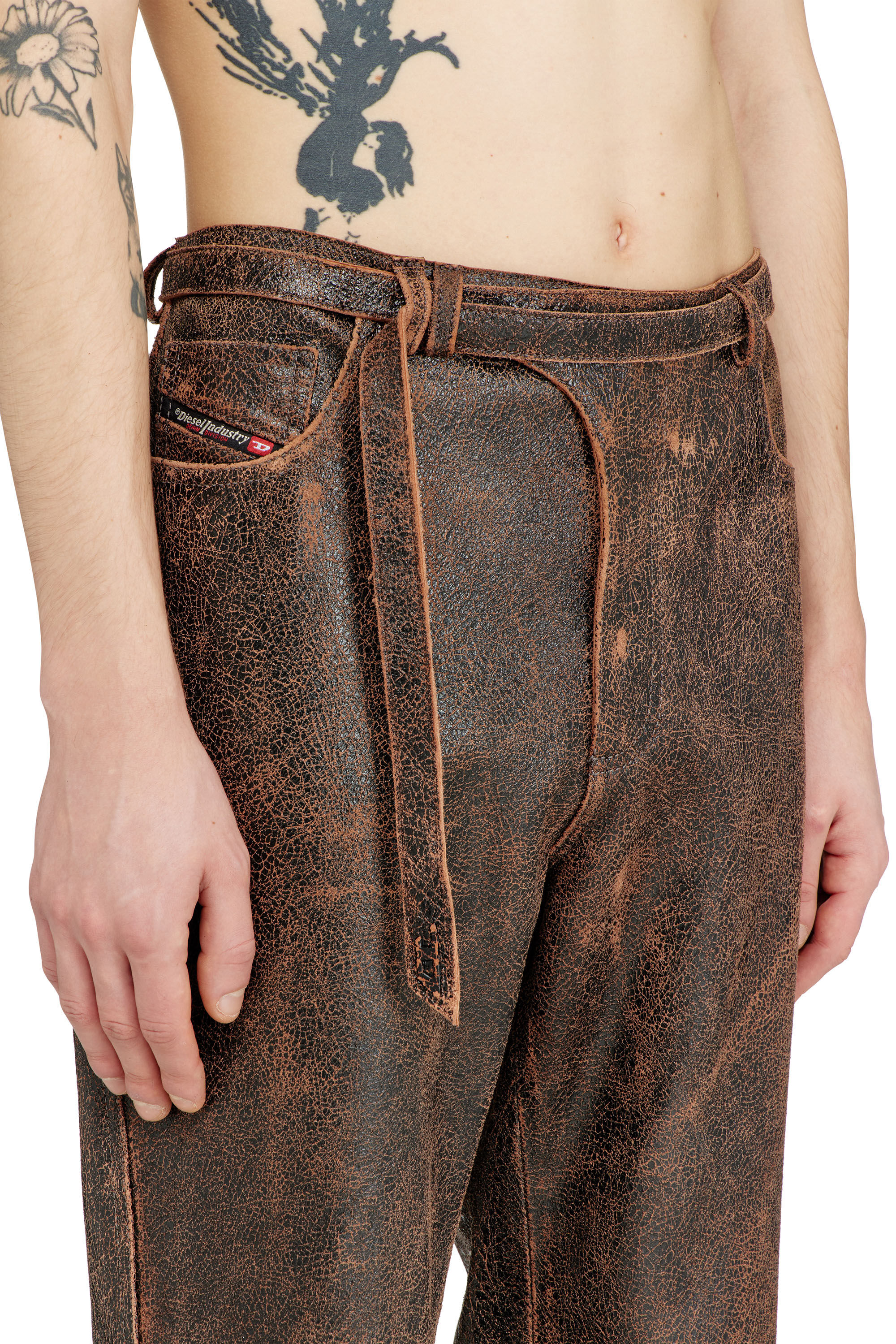 Diesel - P-NURI, Pantaloni in pelle craquel&eacute; con cintura biker Uomo in ToBeDefined - 5