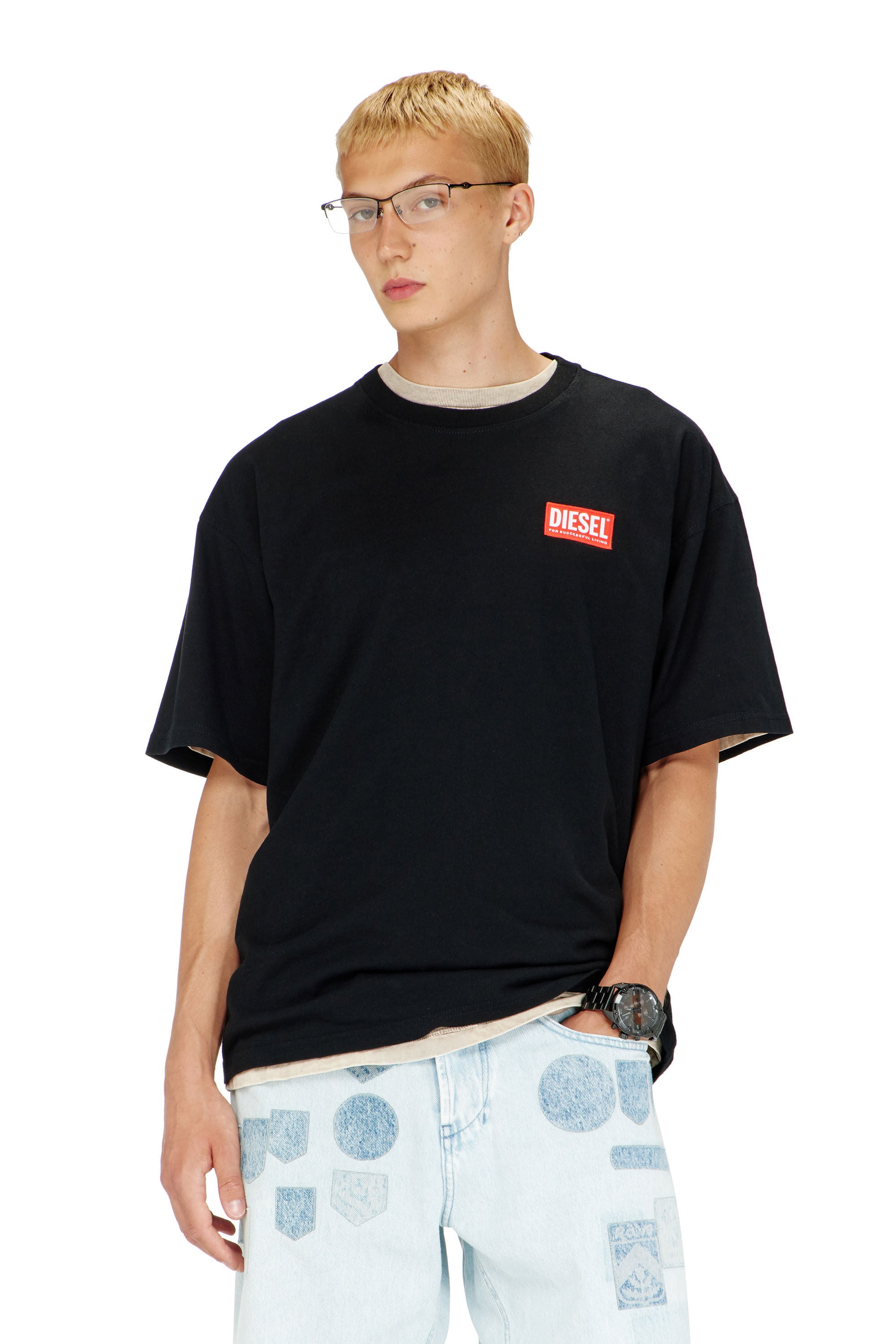 Diesel - T-BOXT-LAB, T-shirt con patch logo jacquard Uomo in Nero - 3