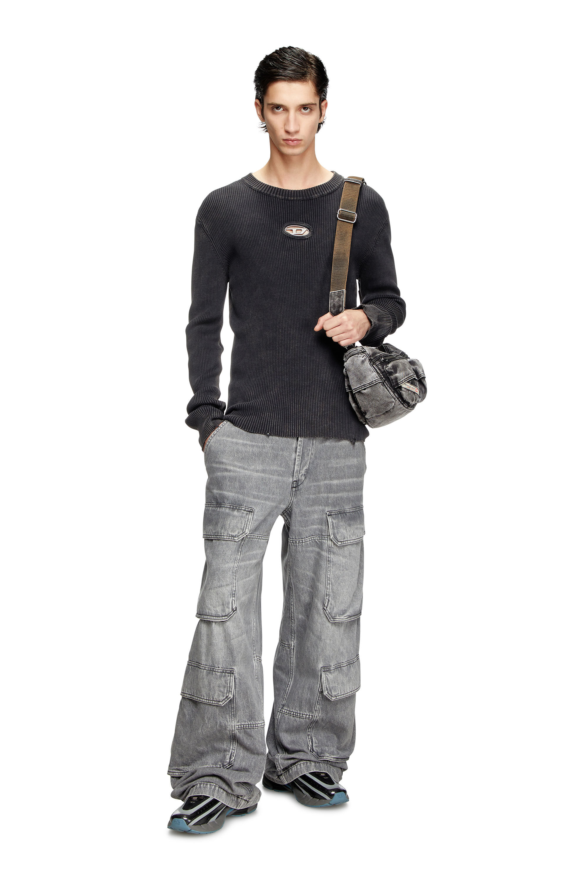 Diesel - K-DARIN-D, Maglia distressed con logo cut-out Uomo in Nero - 1