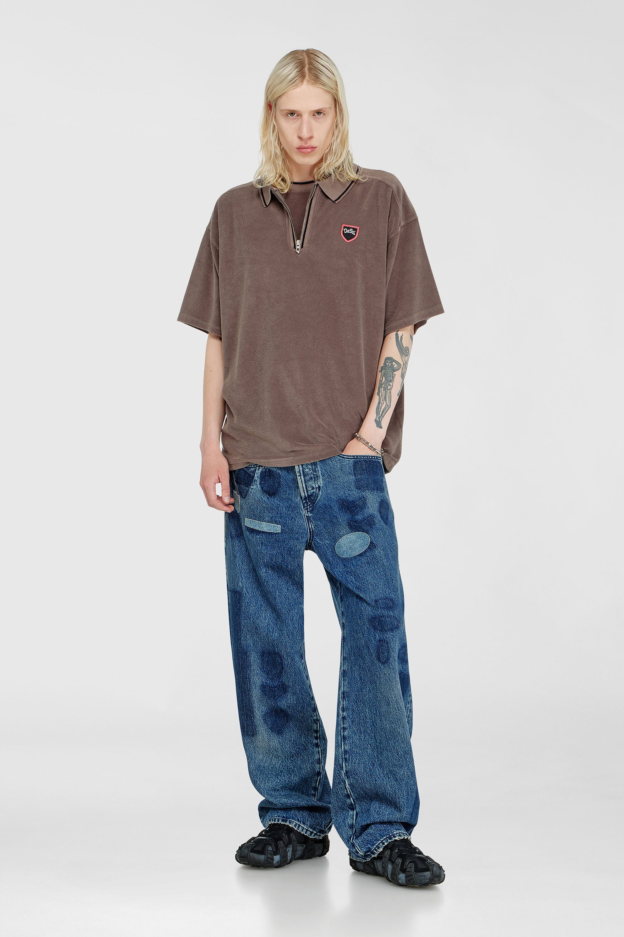 Diesel - T-SPONGY-ZIP, Polo in chenille con patch shield Uomo in Marrone - 1