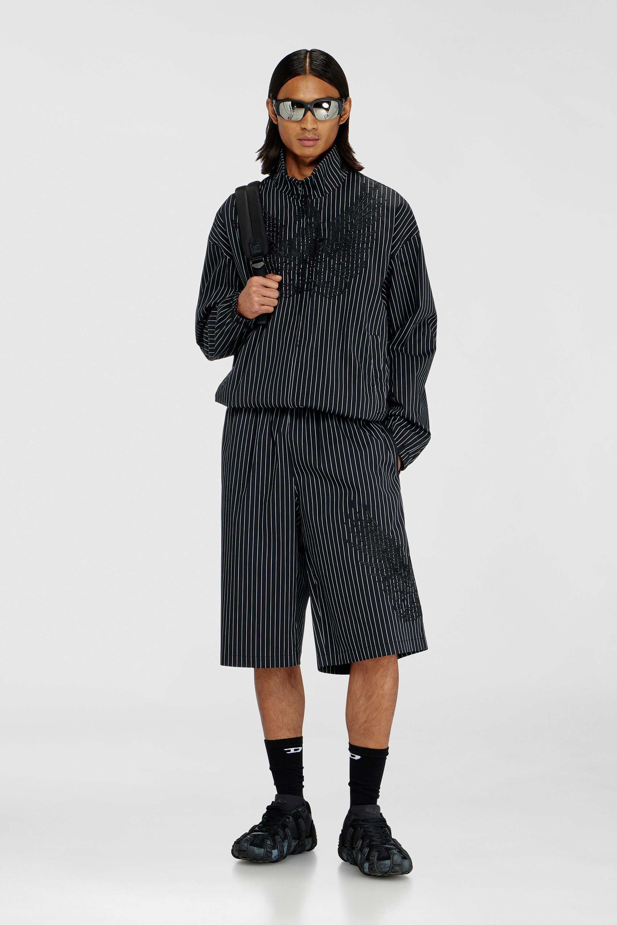 Diesel - P-THEO-SHORT-NJCA, Pantaloni corti a righe con ricamo Phoenix Uomo in Nero - 1