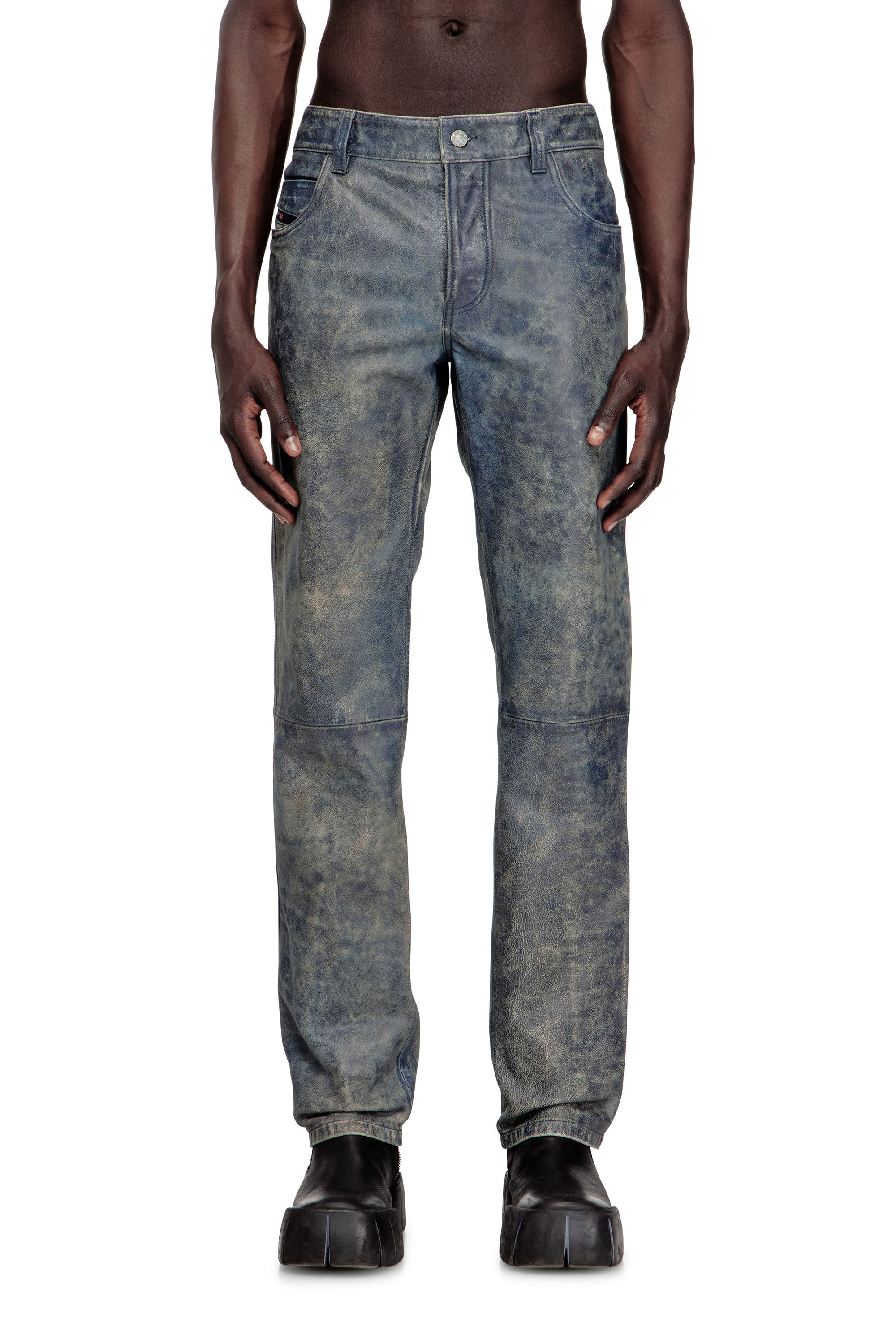 Diesel - P-VYLL-QMBW, Pantaloni in pelle effetto jeans Uomo in Blu - 3