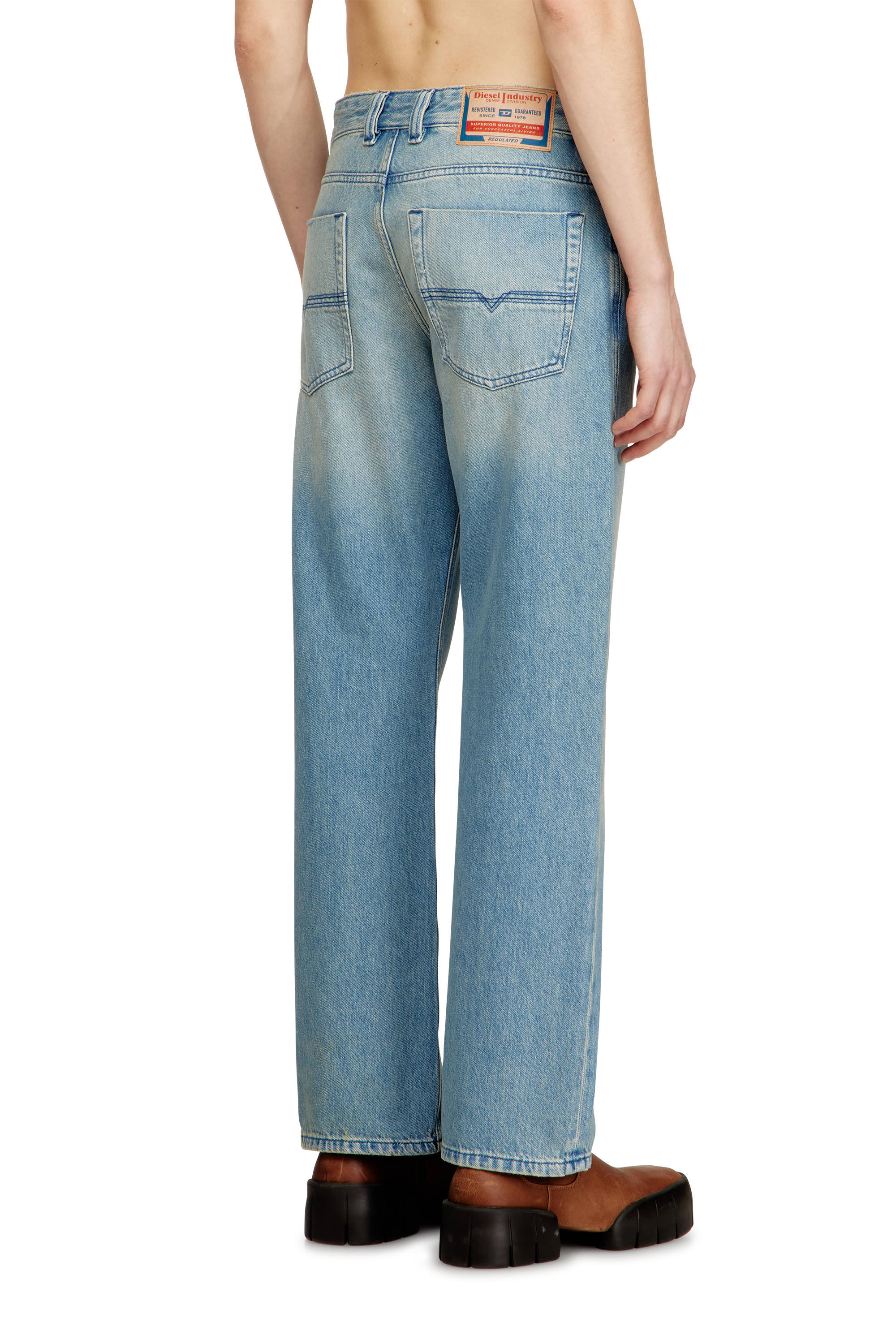 Diesel - Relaxed Jeans 1980 D-Eeper 0BEBF Uomo, Blu Chiaro - Image 4