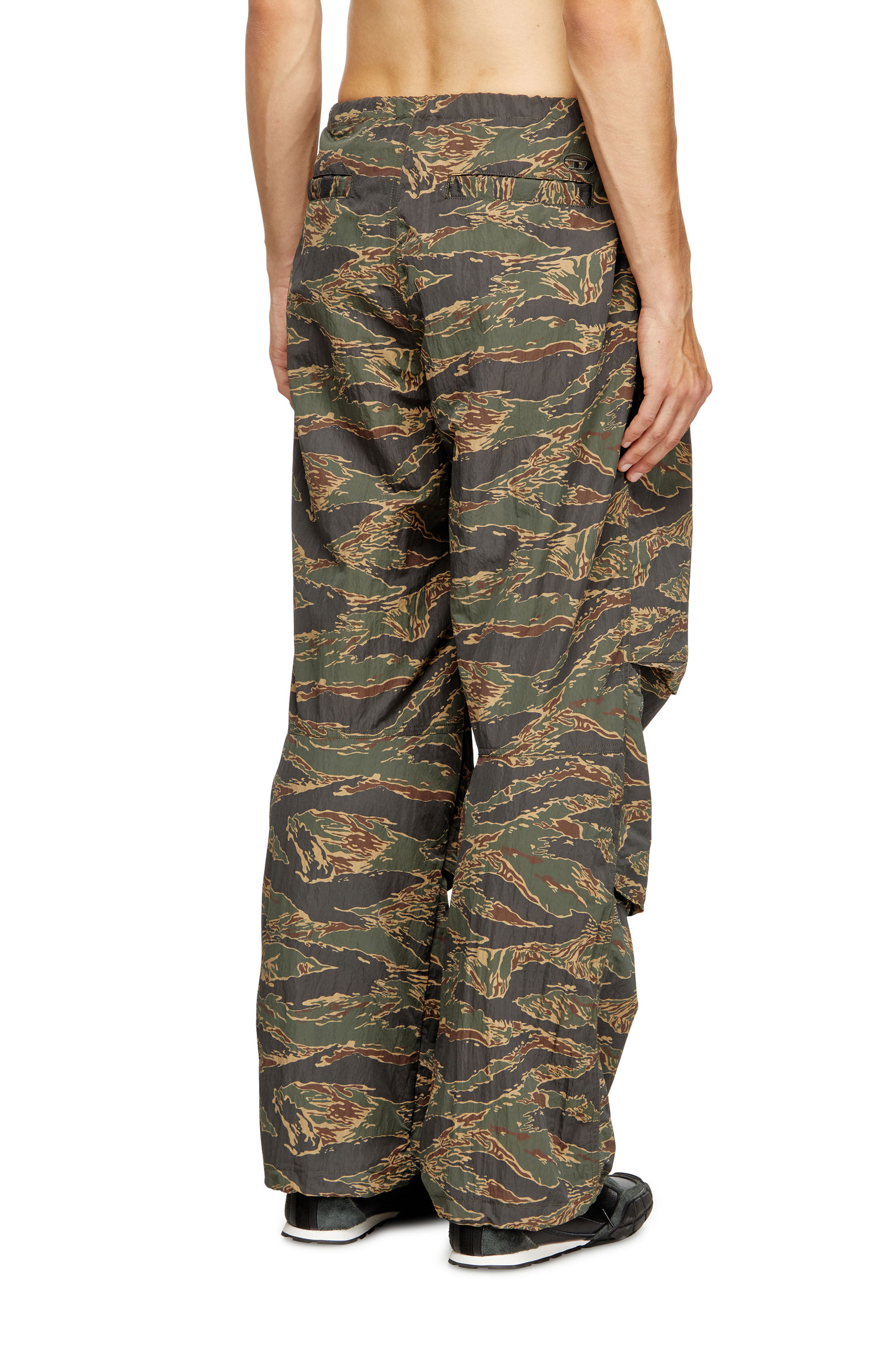 Diesel - P-ANIC, Pantaloni cargo in nylon stampa camouflage Uomo in Verde - 4