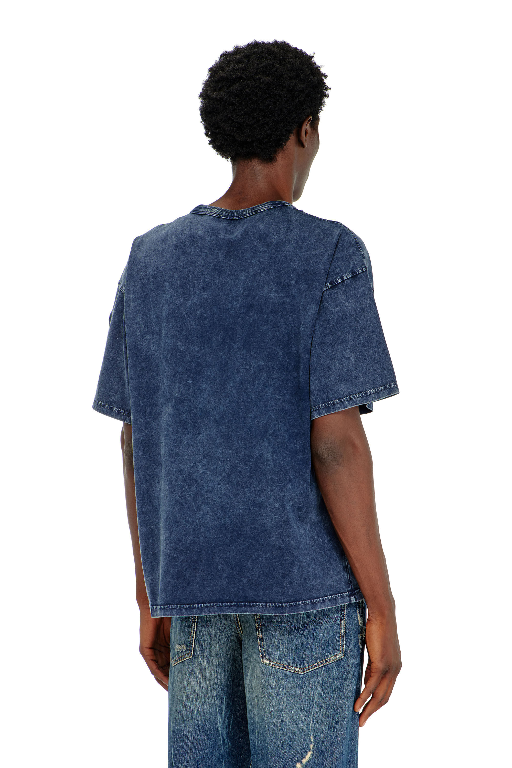 Diesel - T-BOXT-DEN, T-shirt in cotone dal taglio rilassato con applicazione Oval D Uomo in Blu - 4